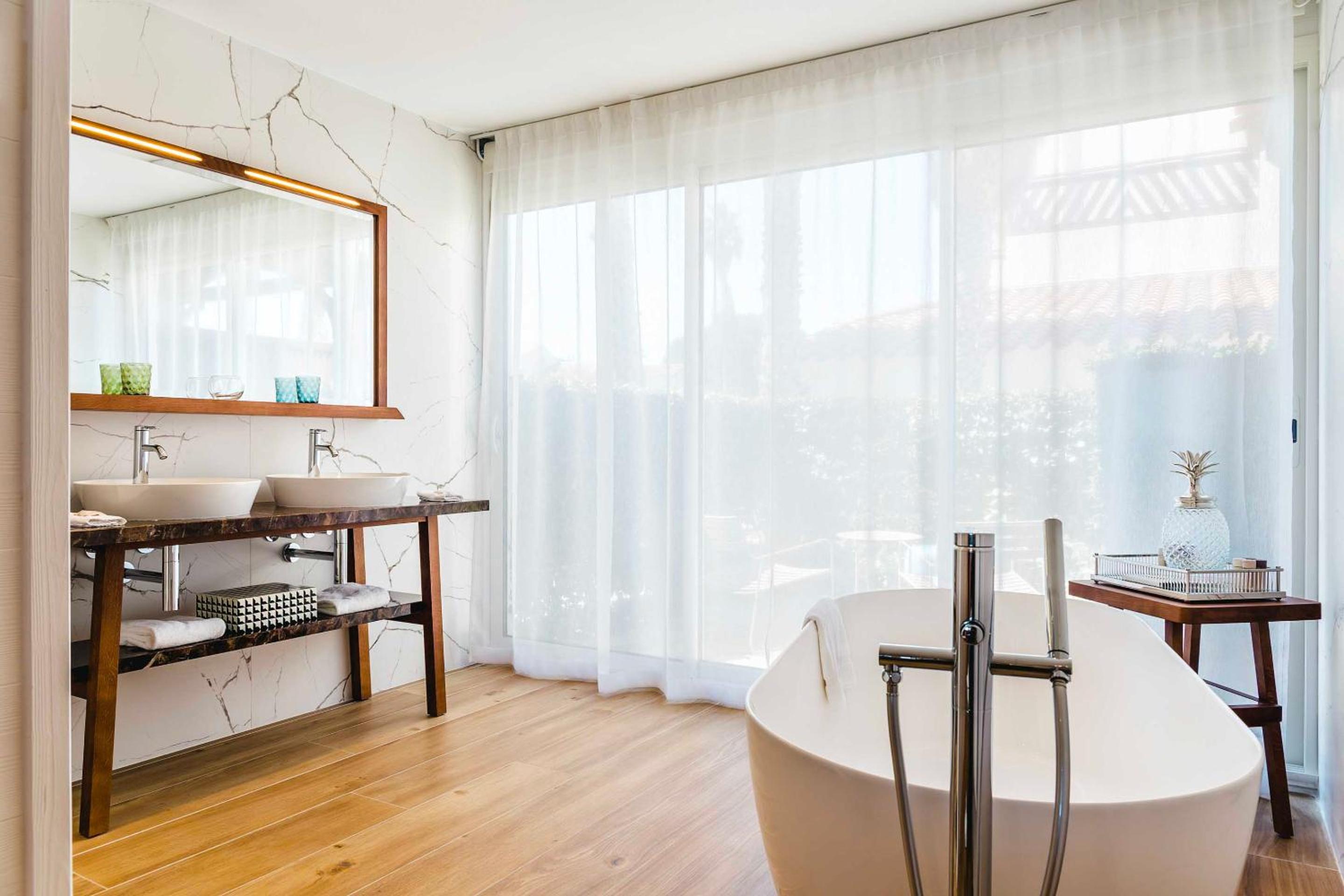 Suite Newport with Wellness Access - Photo 2
