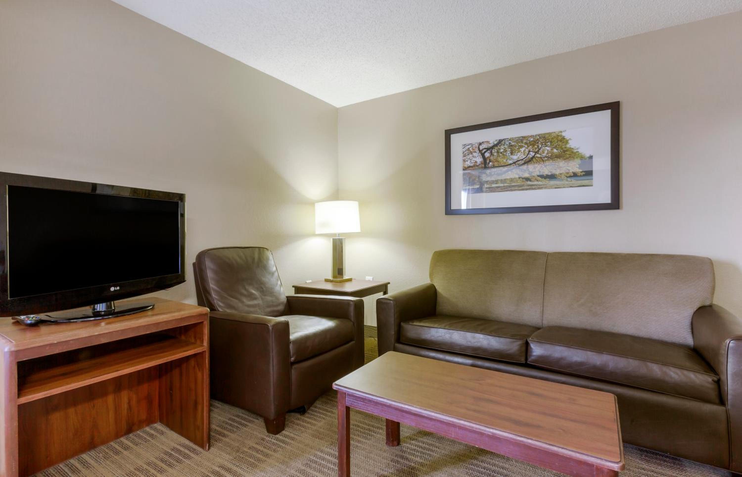 Deluxe Studio with 1 Queen Bed - Non-Smoking - Photo 23