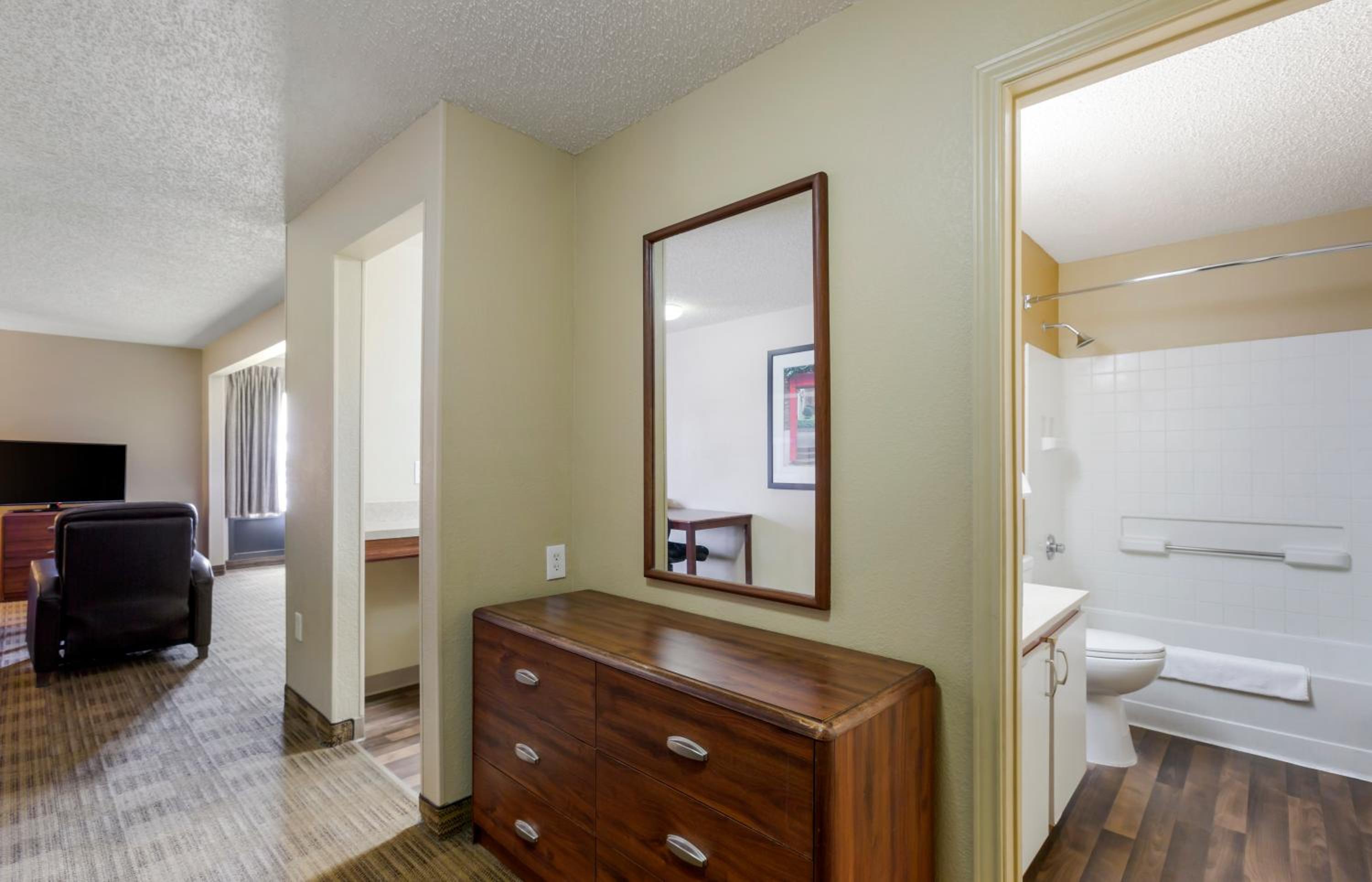 Deluxe Studio with 1 Queen Bed - Non-Smoking - Photo 7
