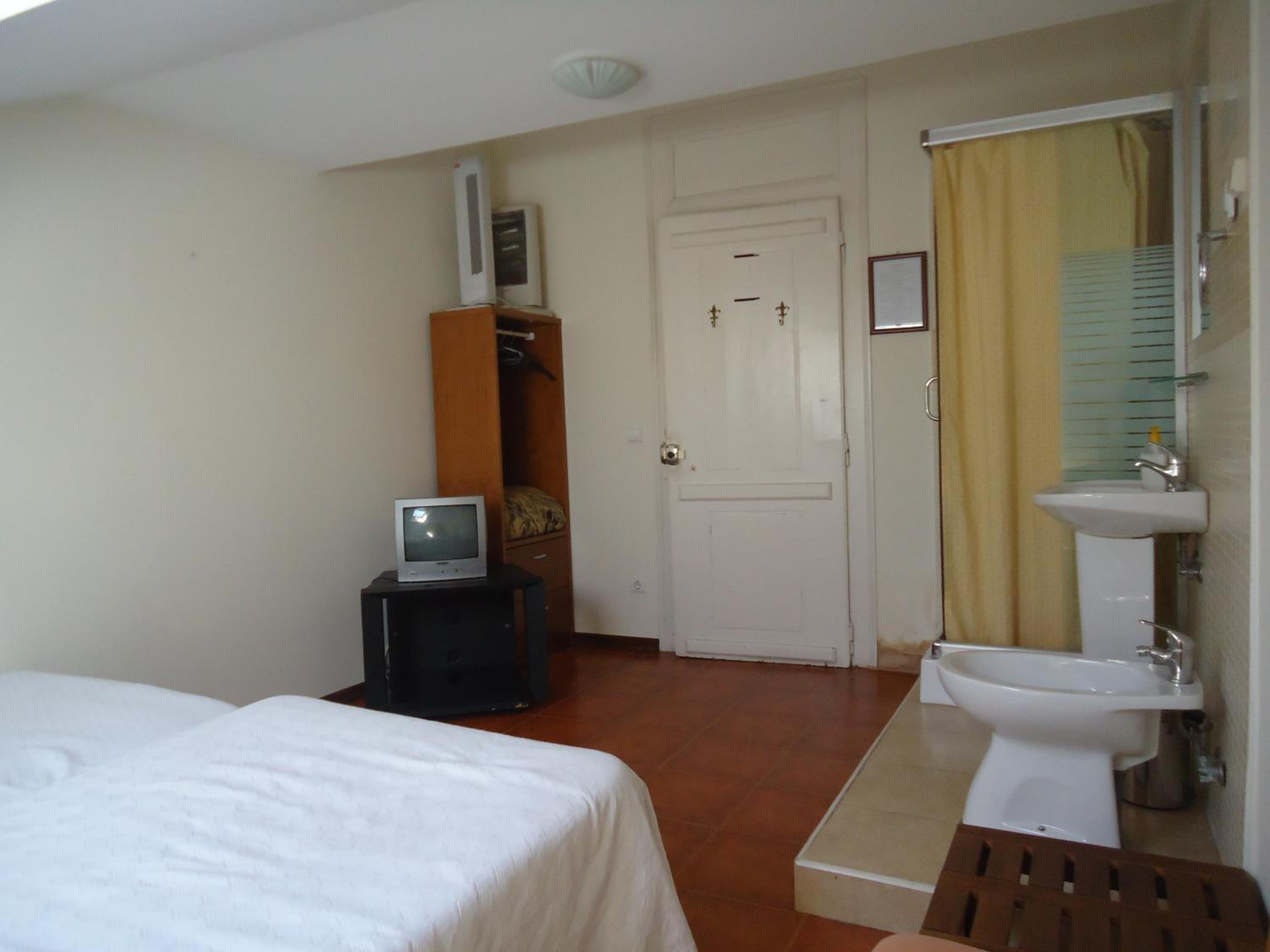 Twin Room with Shower - Photo 10