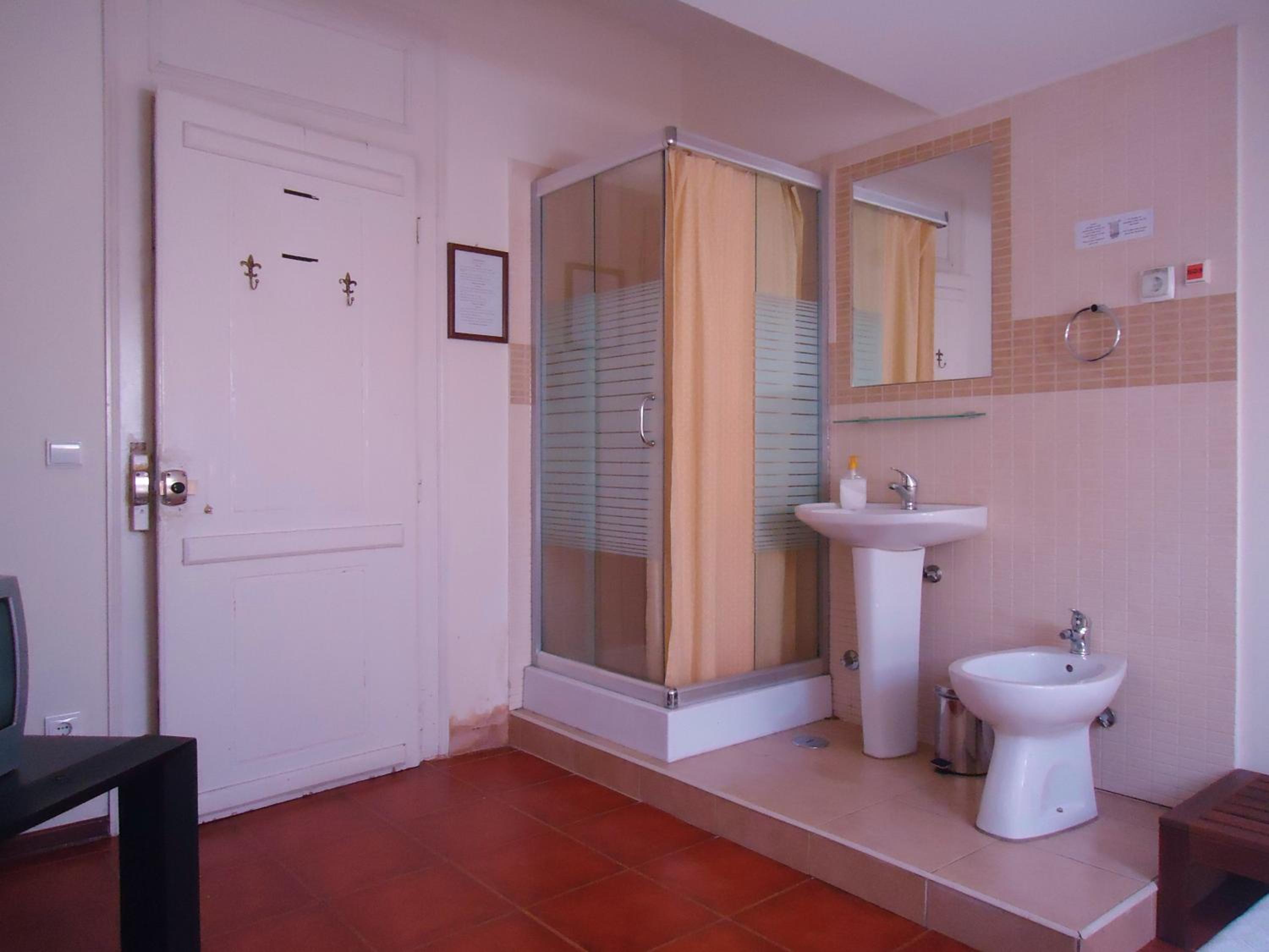 Twin Room with Shower - Photo 11