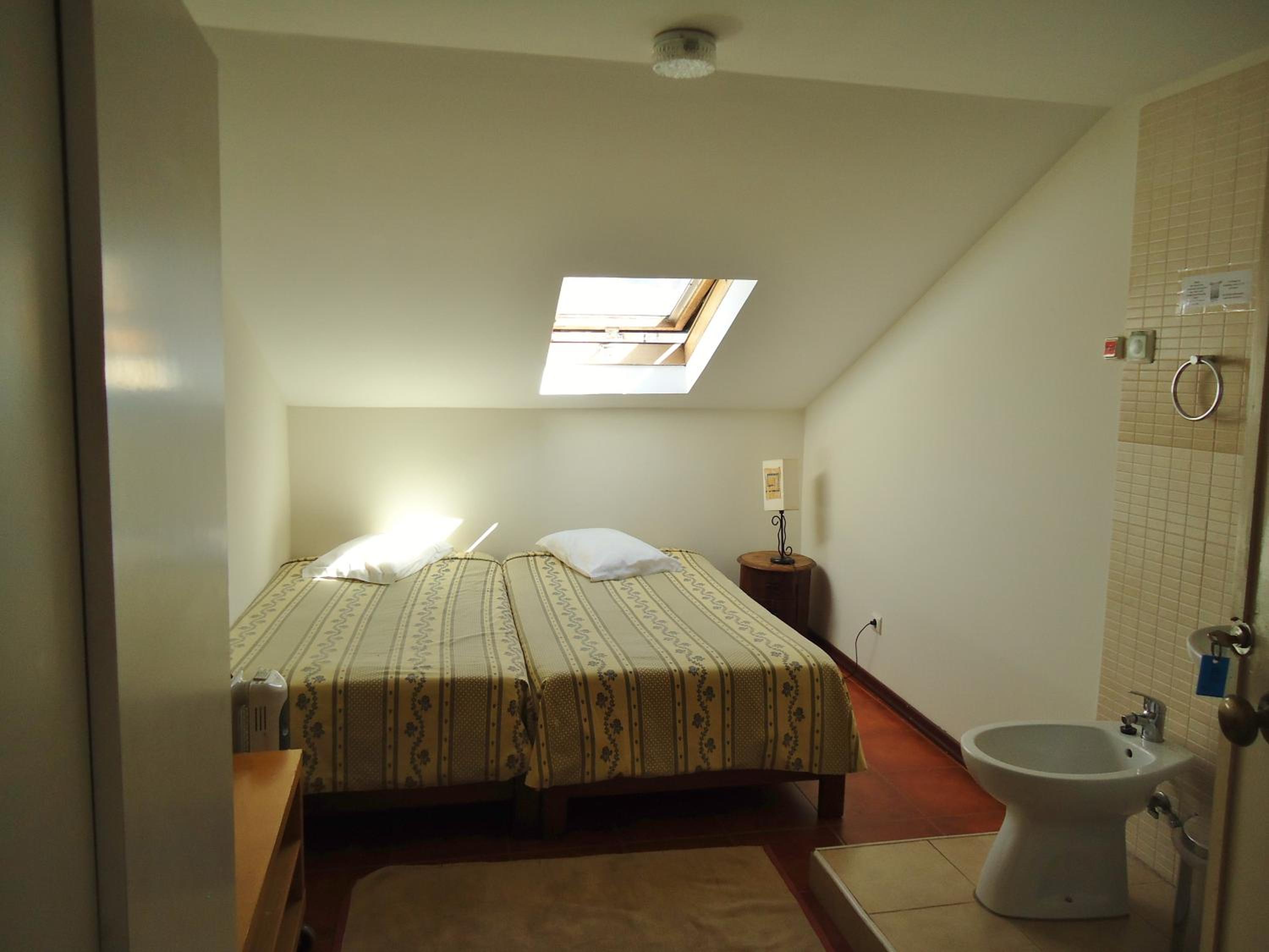 Twin Room with Shower - Photo 2