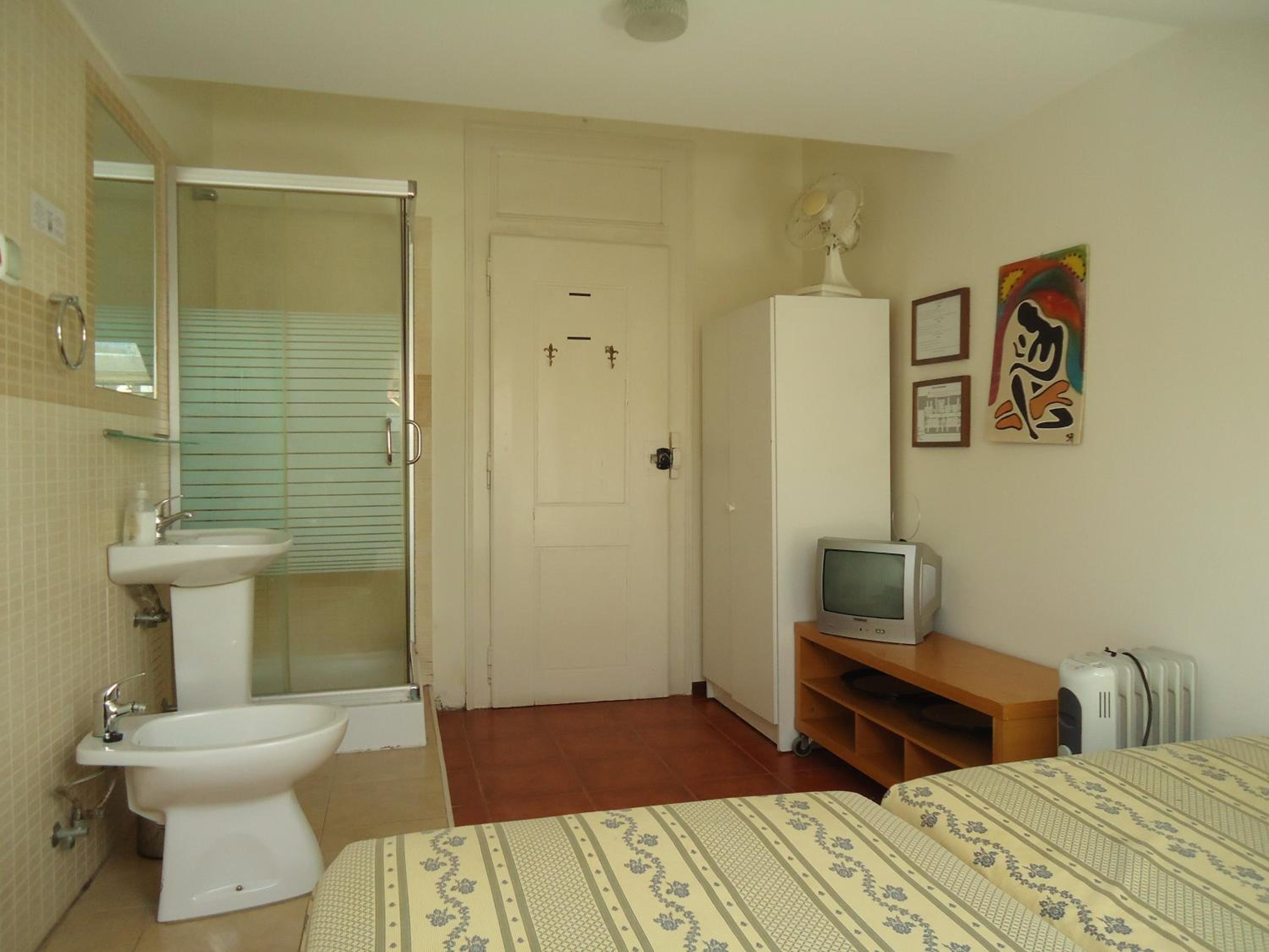 Twin Room with Shower - Photo 3