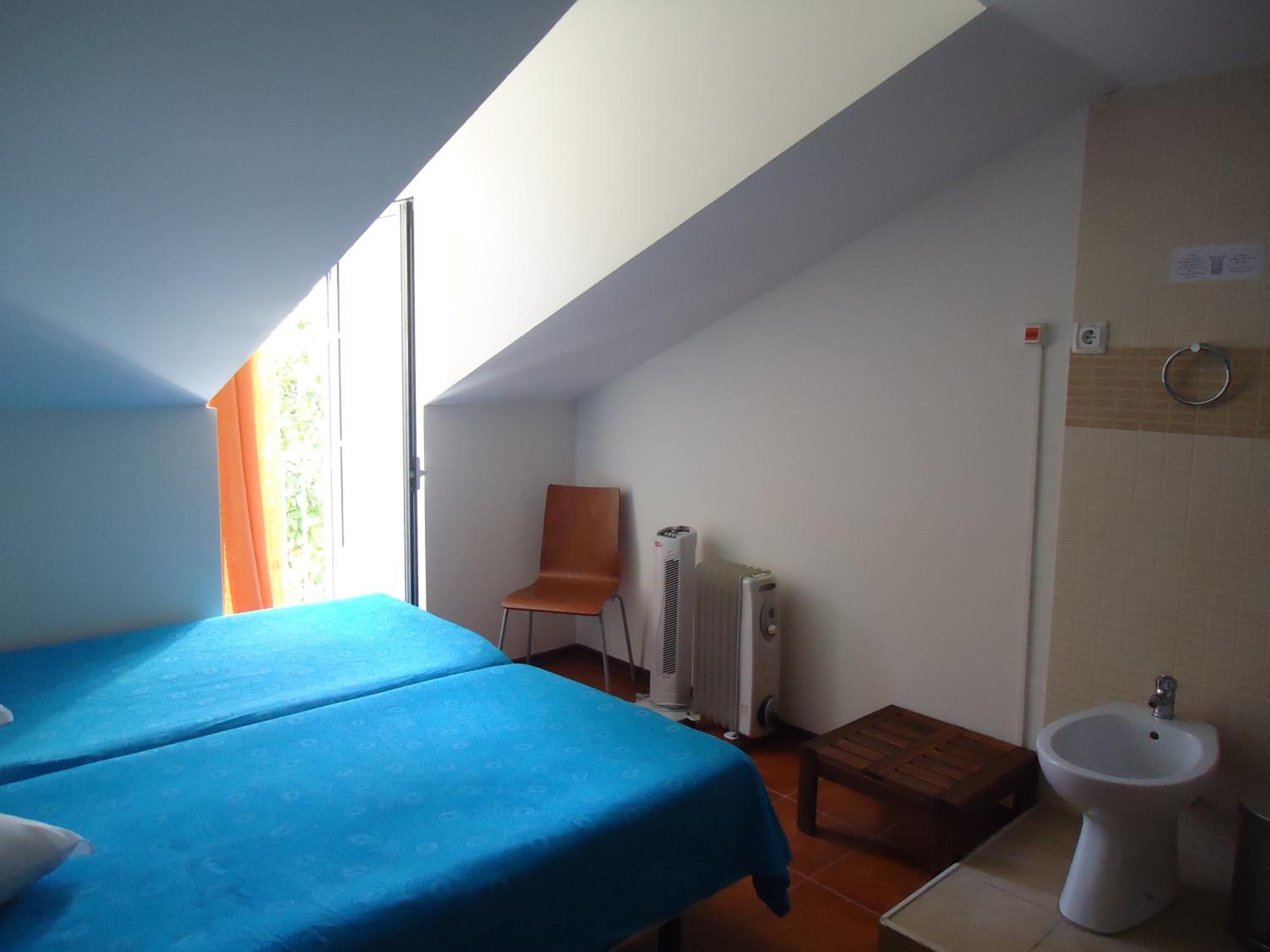 Twin Room with Shower - Photo 4