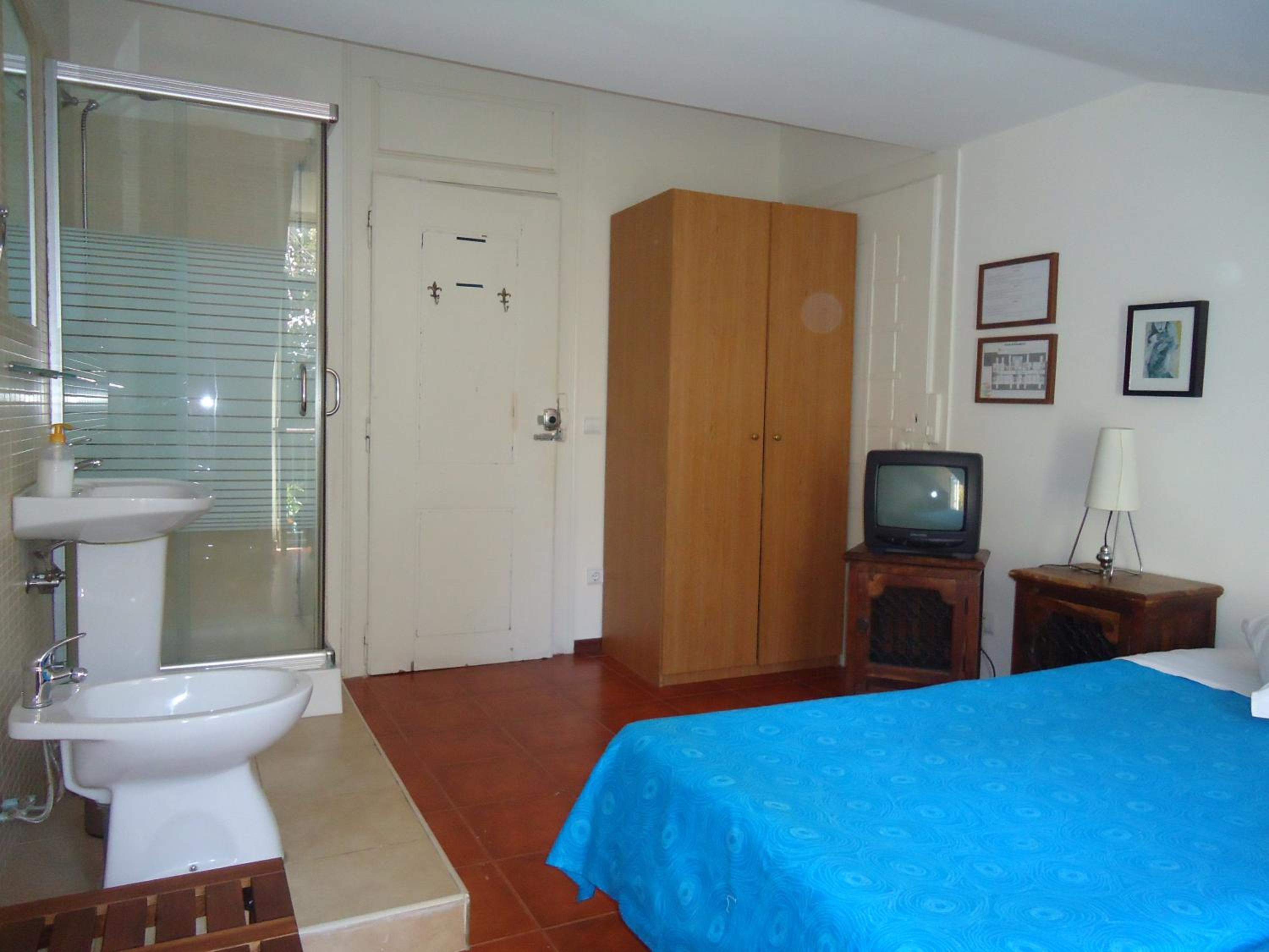 Twin Room with Shower - Photo 1