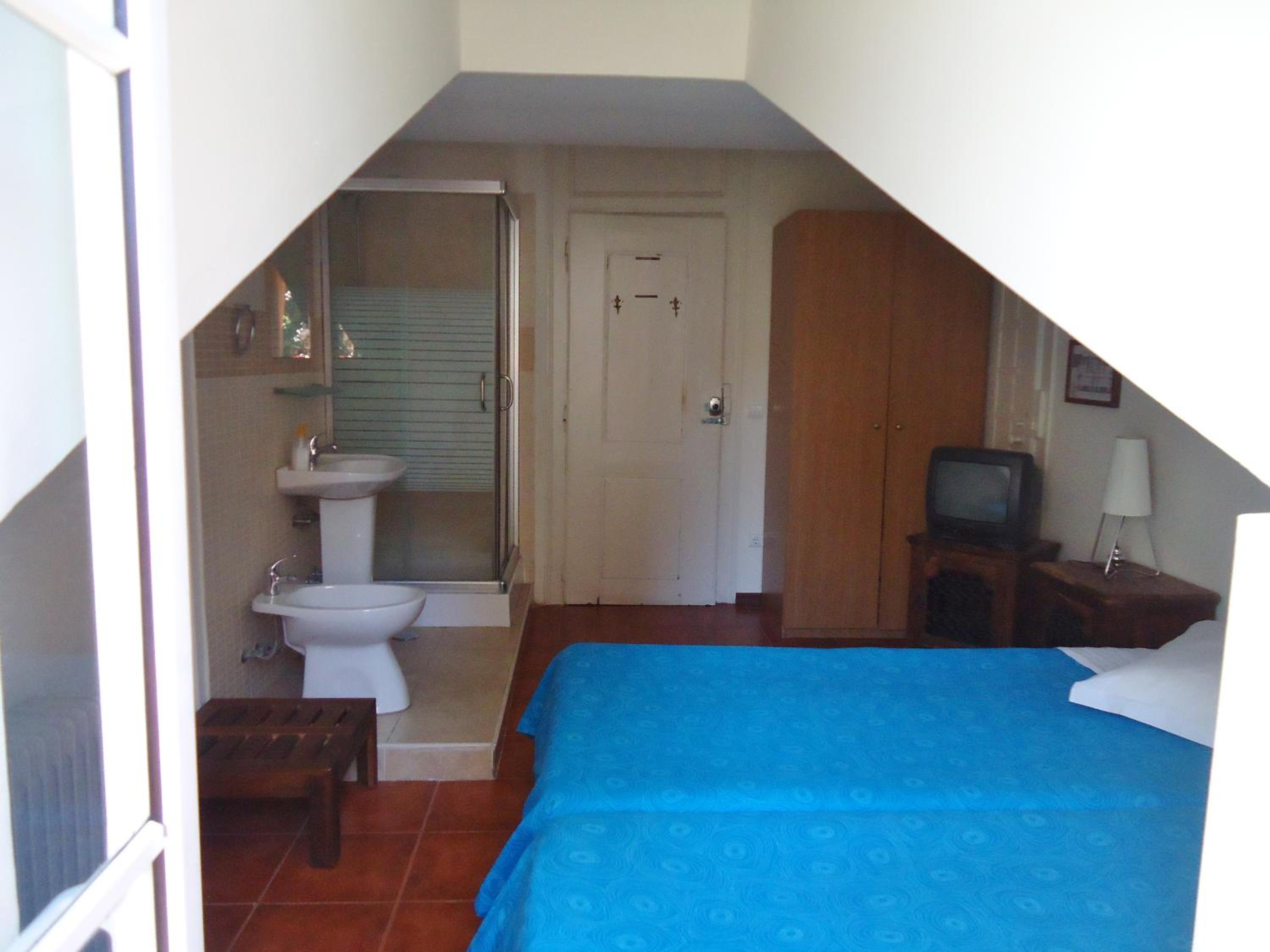 Twin Room with Shower - Photo 5