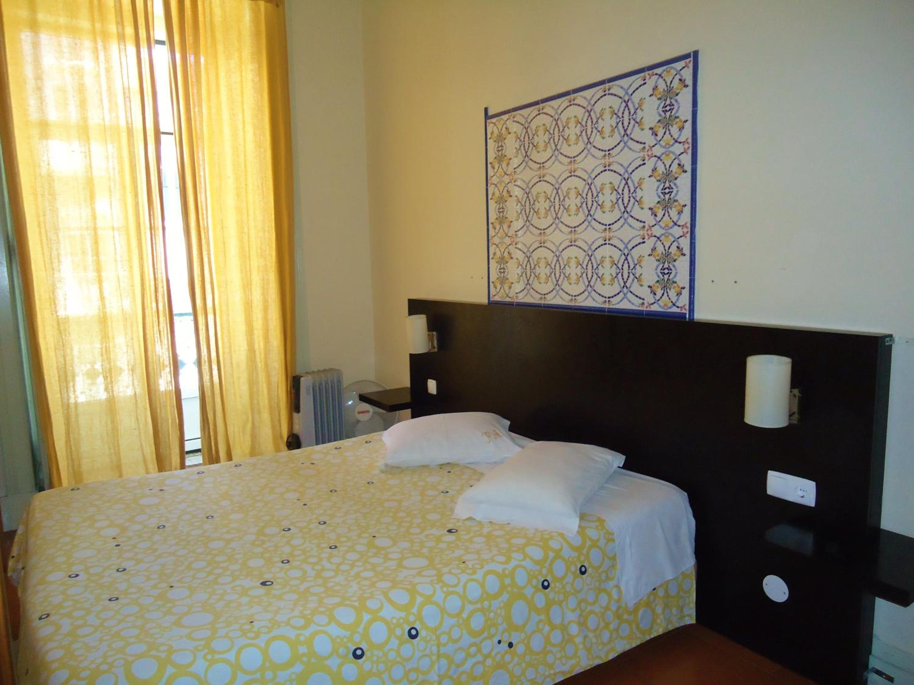 Double or Twin Room with Private Bathroom - Photo 2