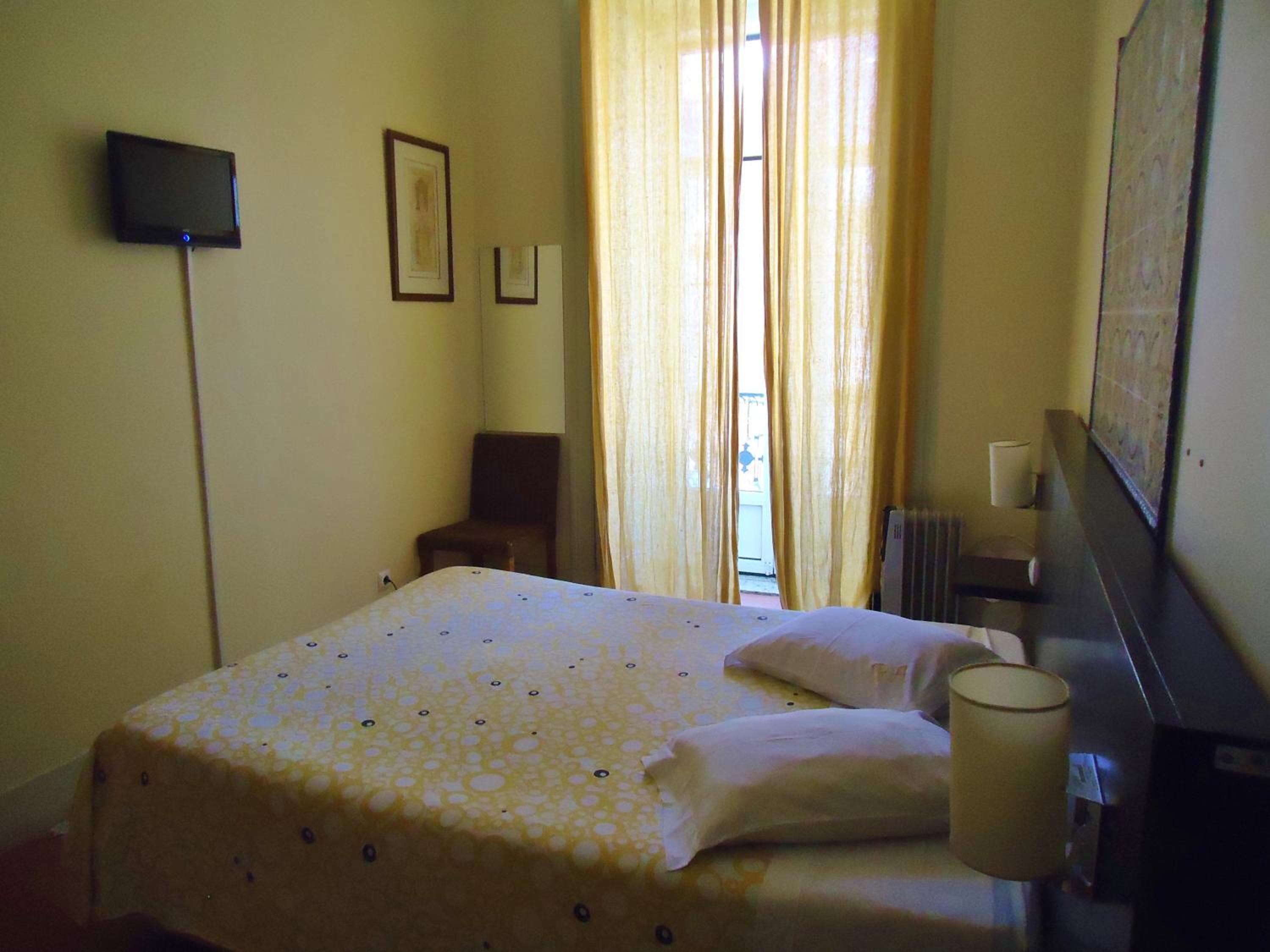 Double or Twin Room with Private Bathroom - Photo 3
