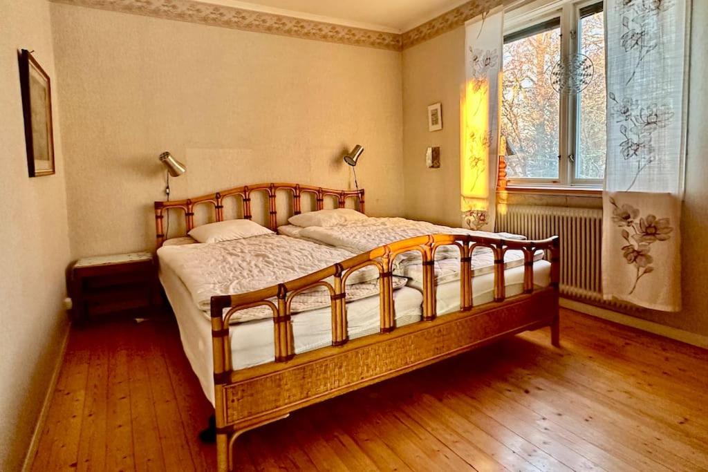 Five-Bedroom House photo 1
