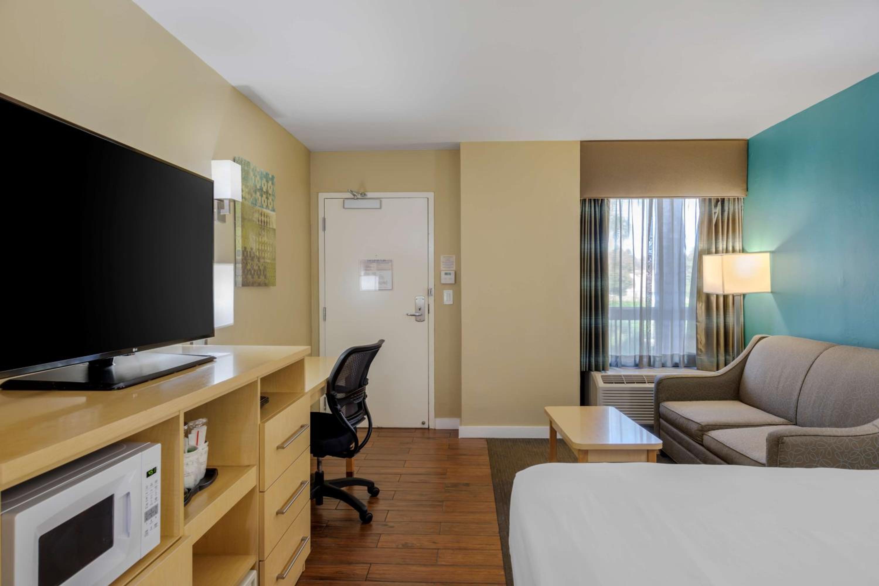 King Room - Non-Smoking - Photo 3