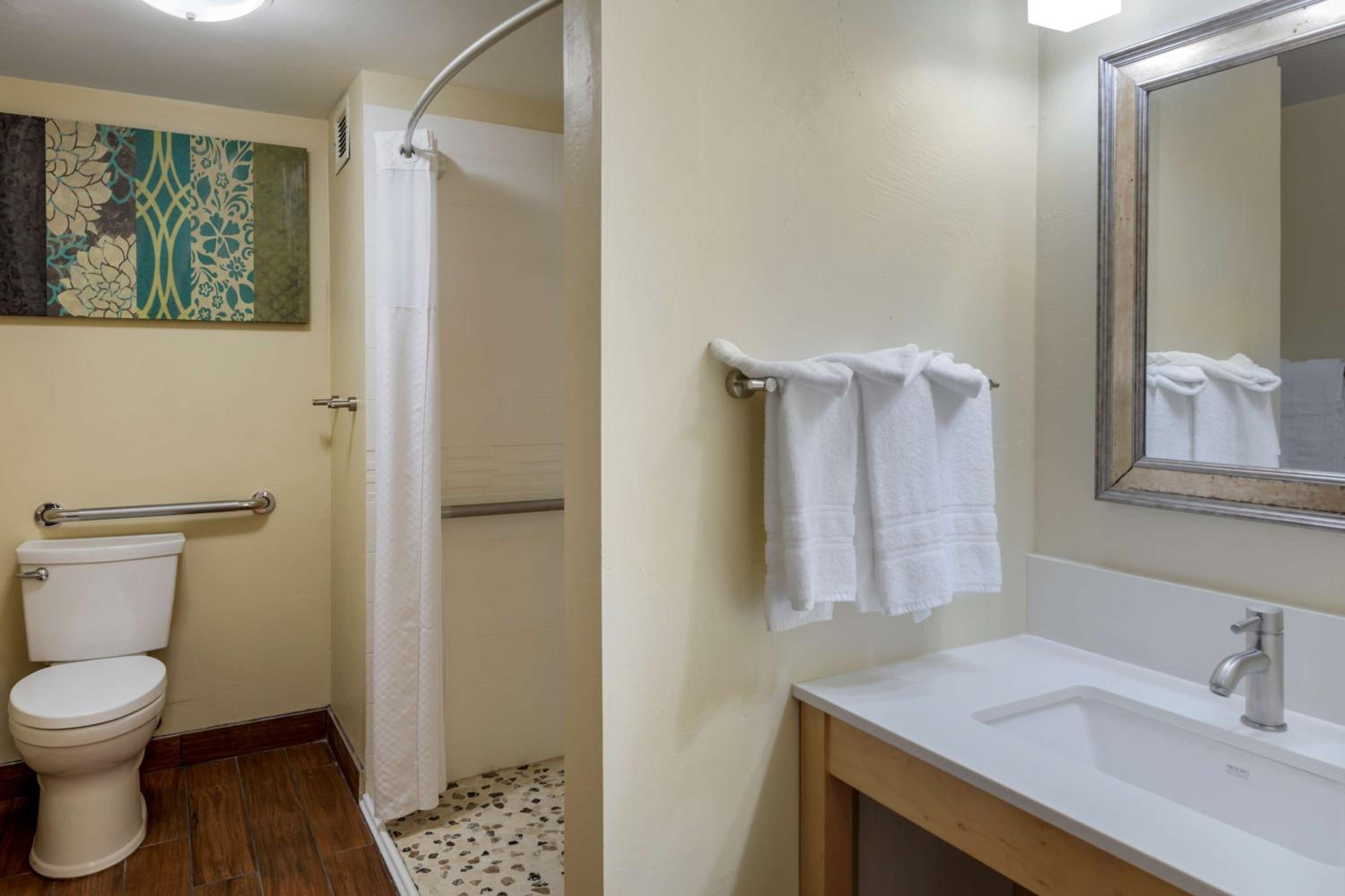 King Suite with Walk-In Shower and Sofa Bed - Disability Access/Non-Smoking - Photo 2