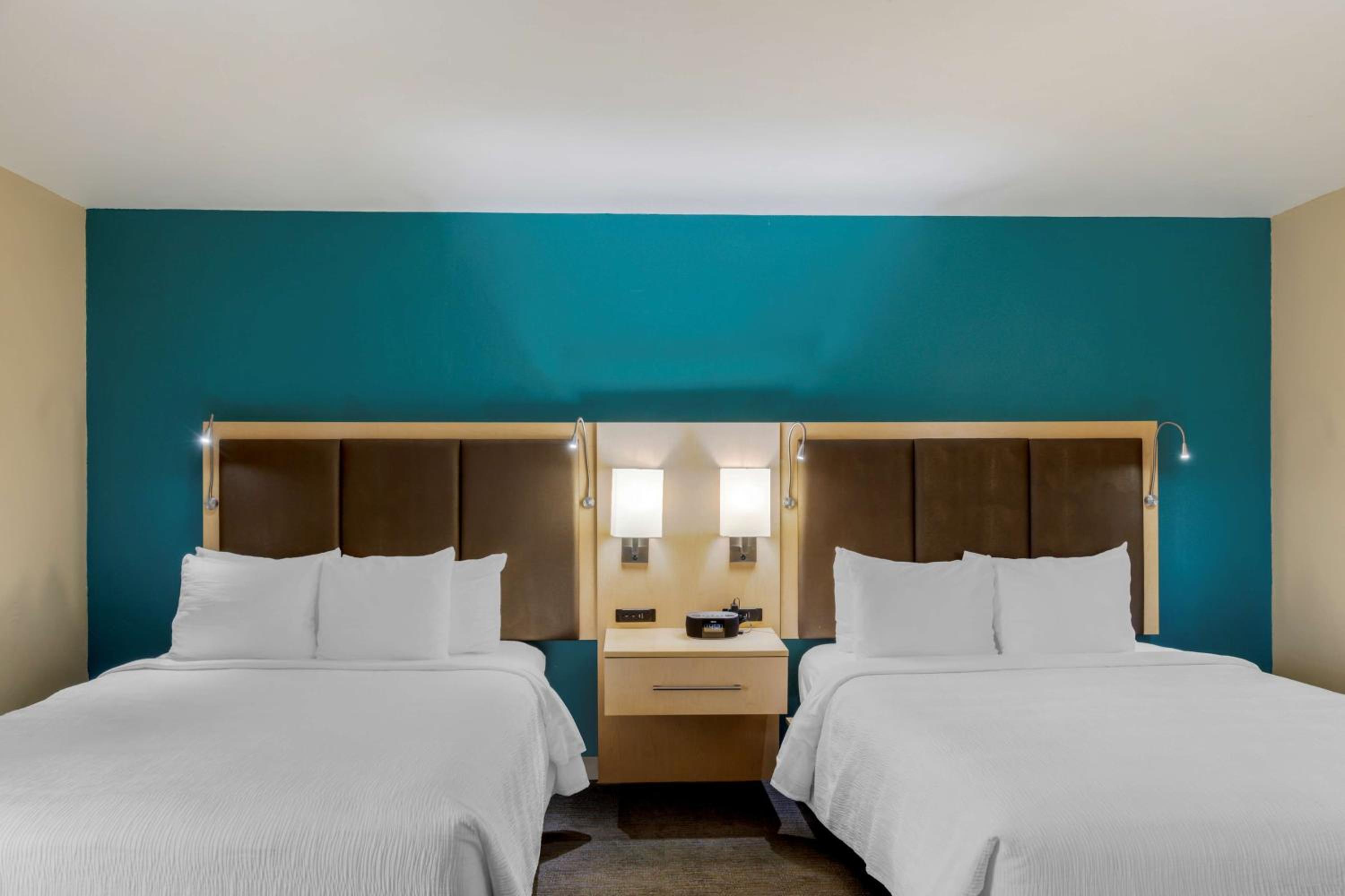 Queen Suite with Two Queen Beds - Disability Access/Non-Smoking - Photo 2