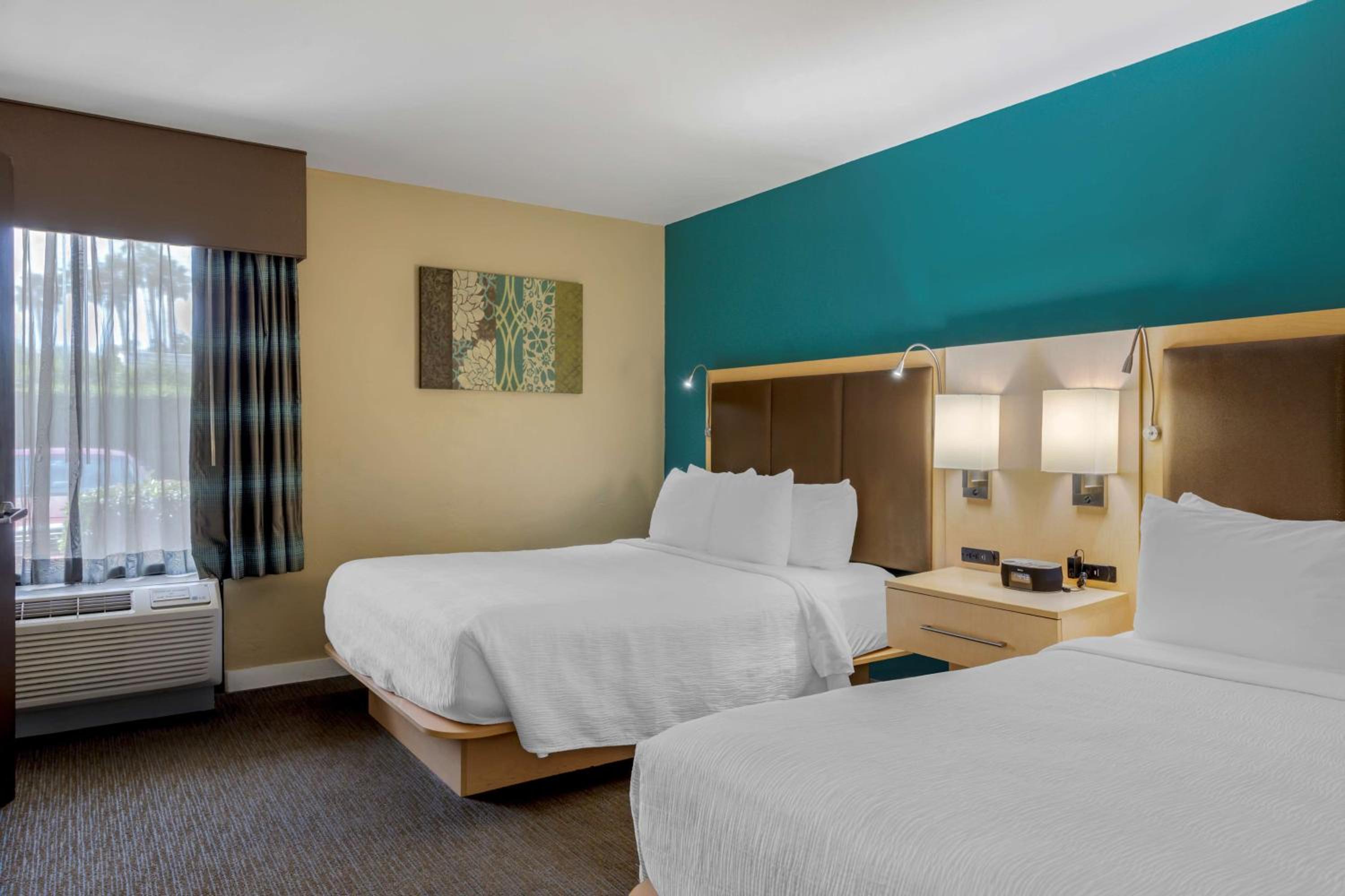 Queen Suite with Two Queen Beds - Disability Access/Non-Smoking - Photo 3