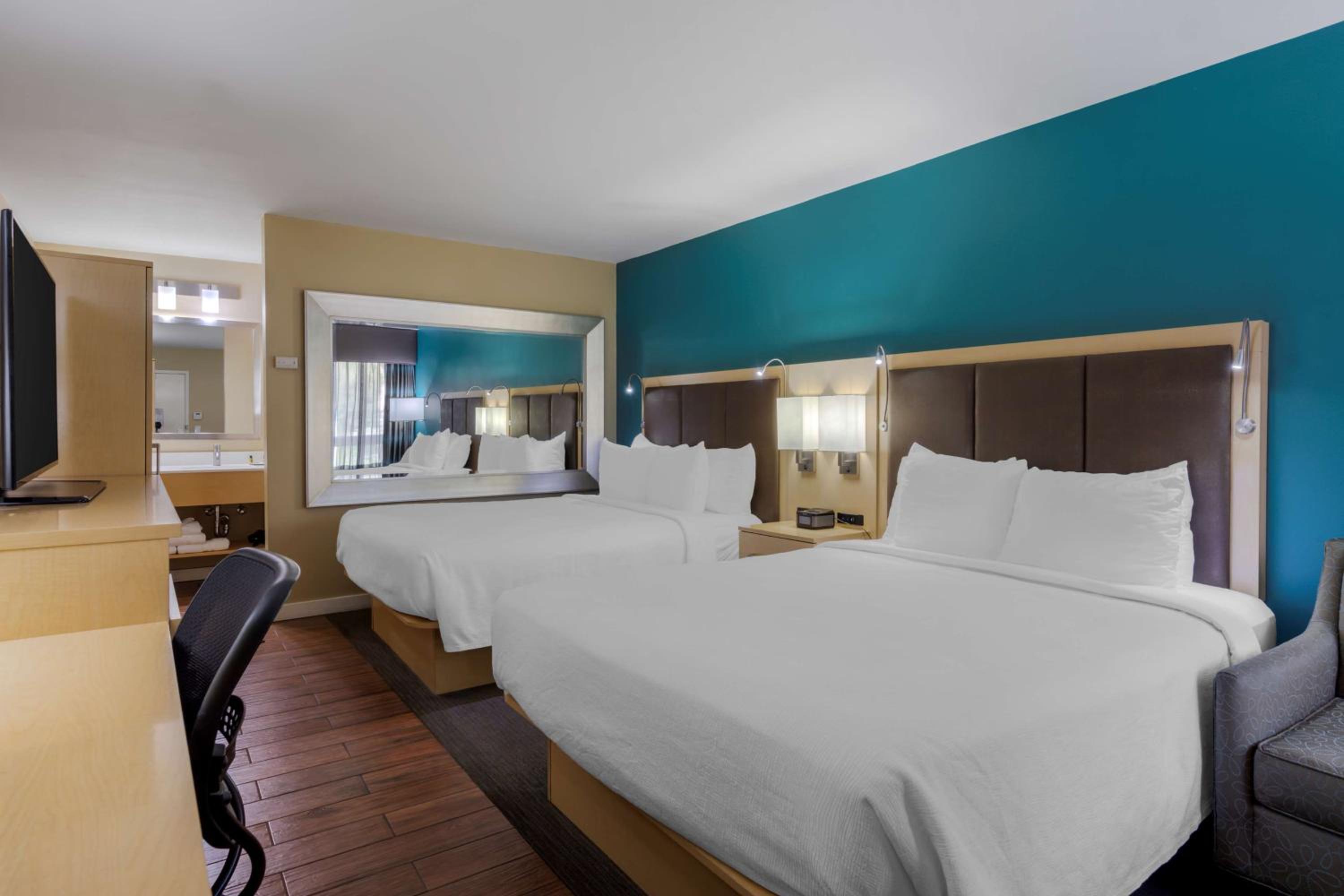 Queen Room with Two Queen Beds - Non-Smoking - Photo 8