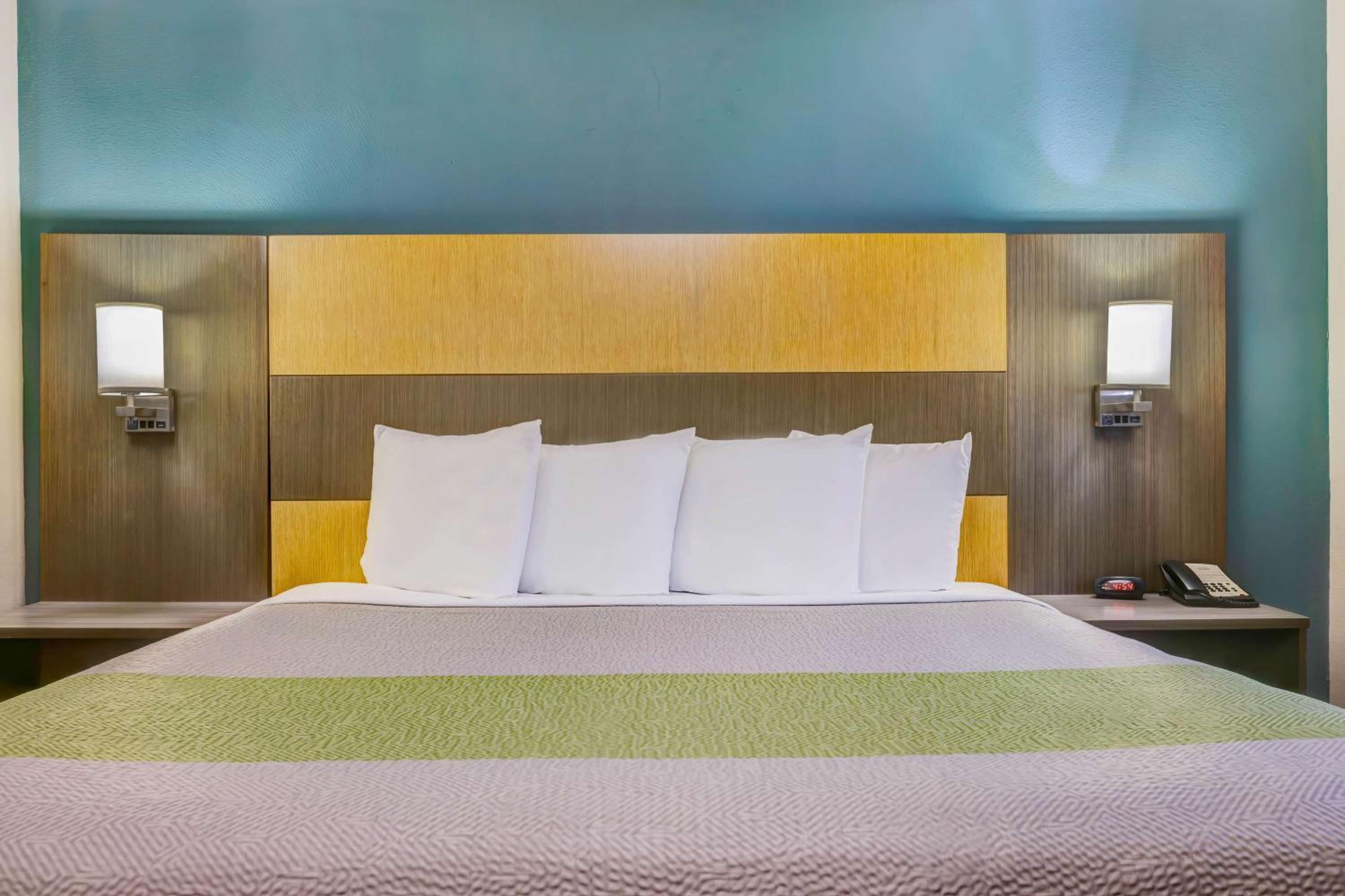 Deluxe King Room - Non-Smoking - Photo 1