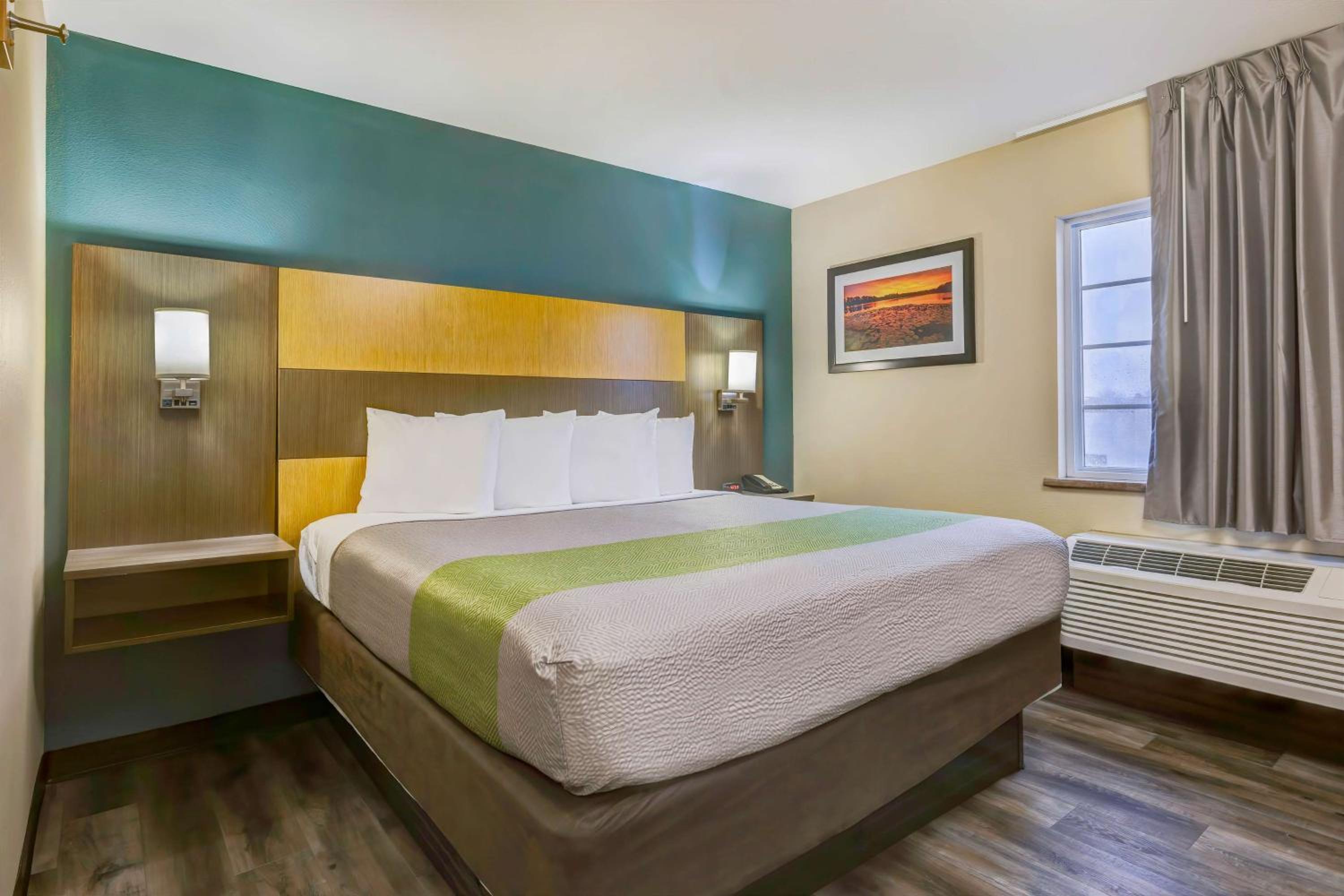 Deluxe King Room - Non-Smoking - Photo 4