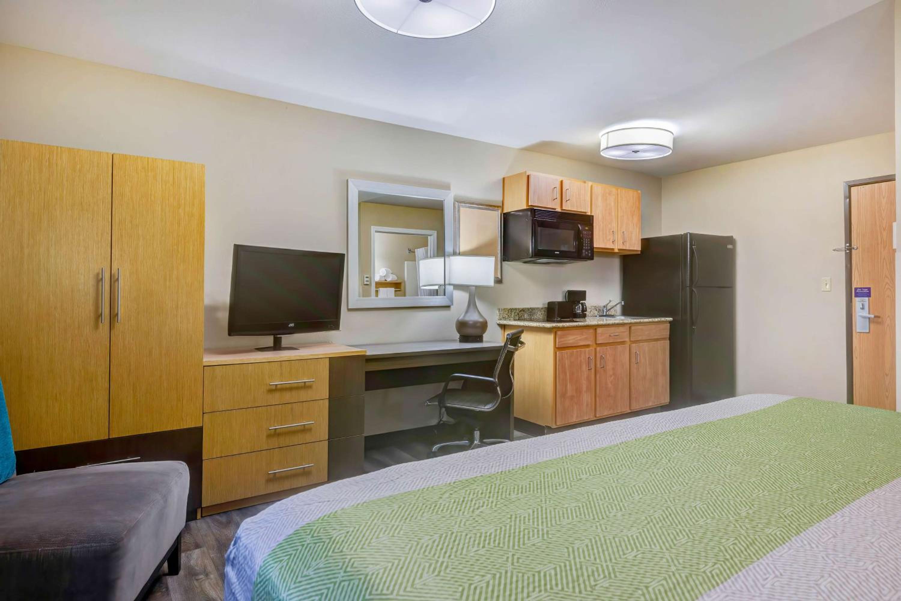Deluxe King Room - Non-Smoking - Photo 6