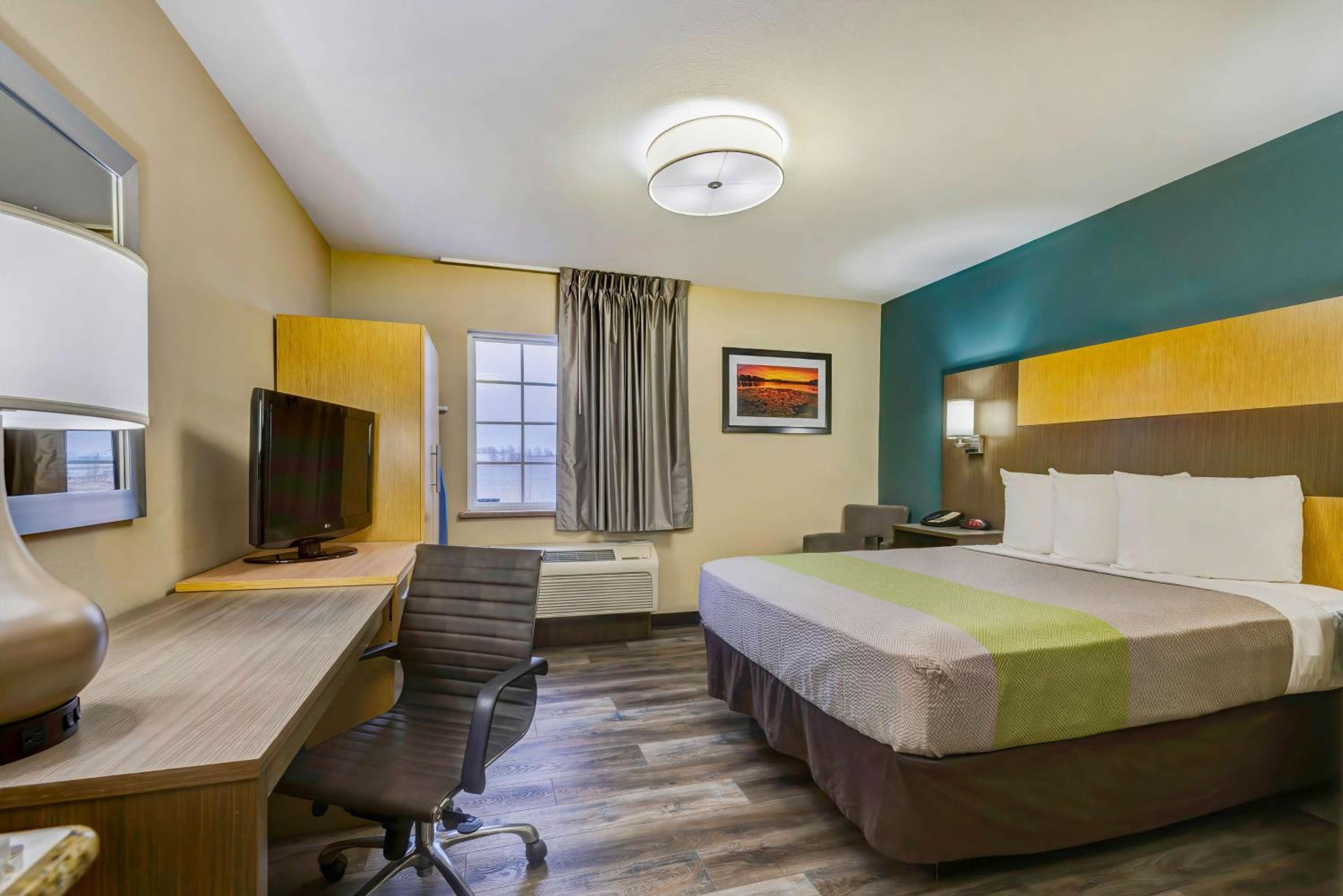 Deluxe Queen Room - Non-Smoking - Photo 5