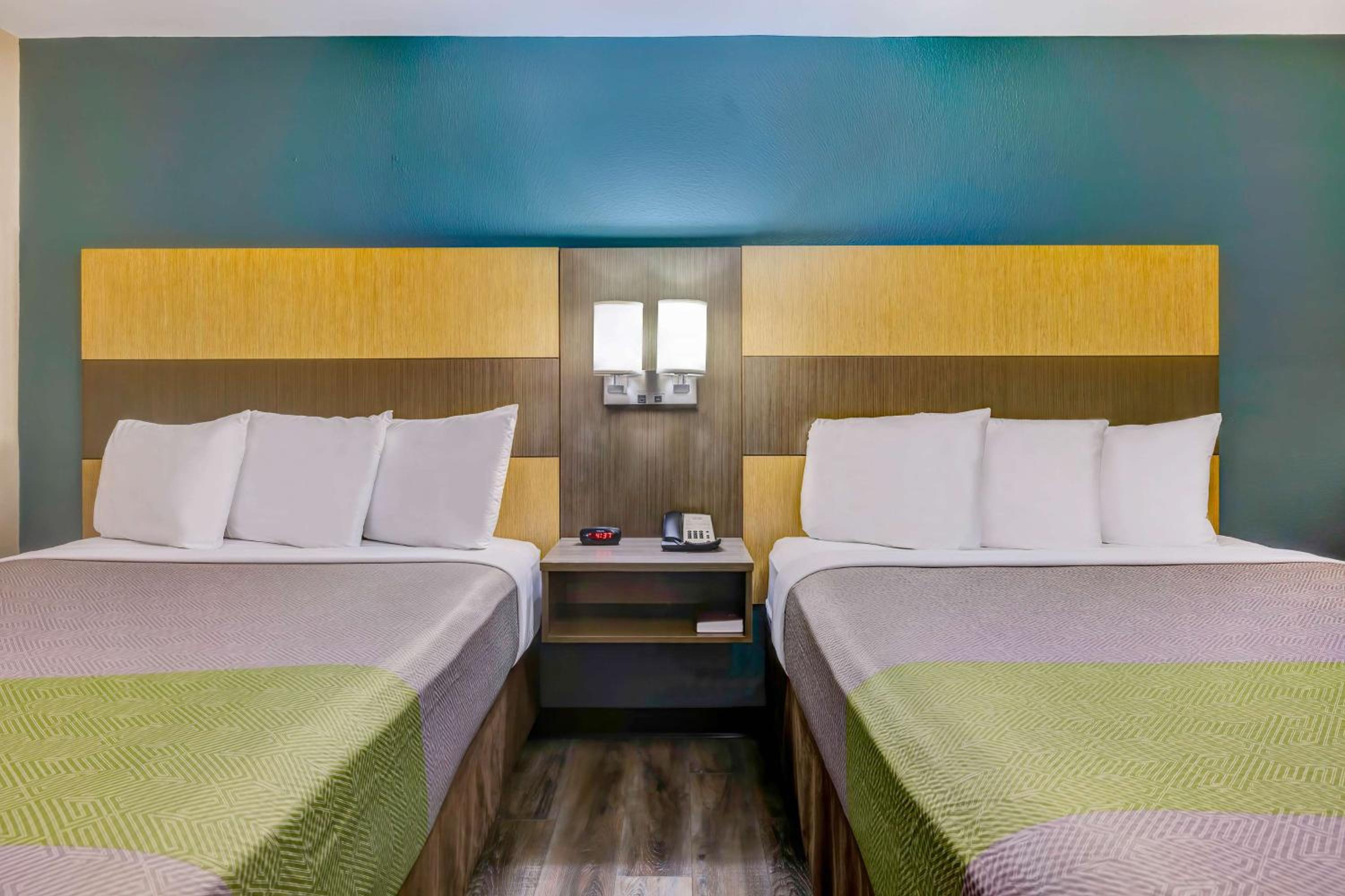 Queen Room with Two Queen Beds - Disability Access - Non-Smoking - Photo 2