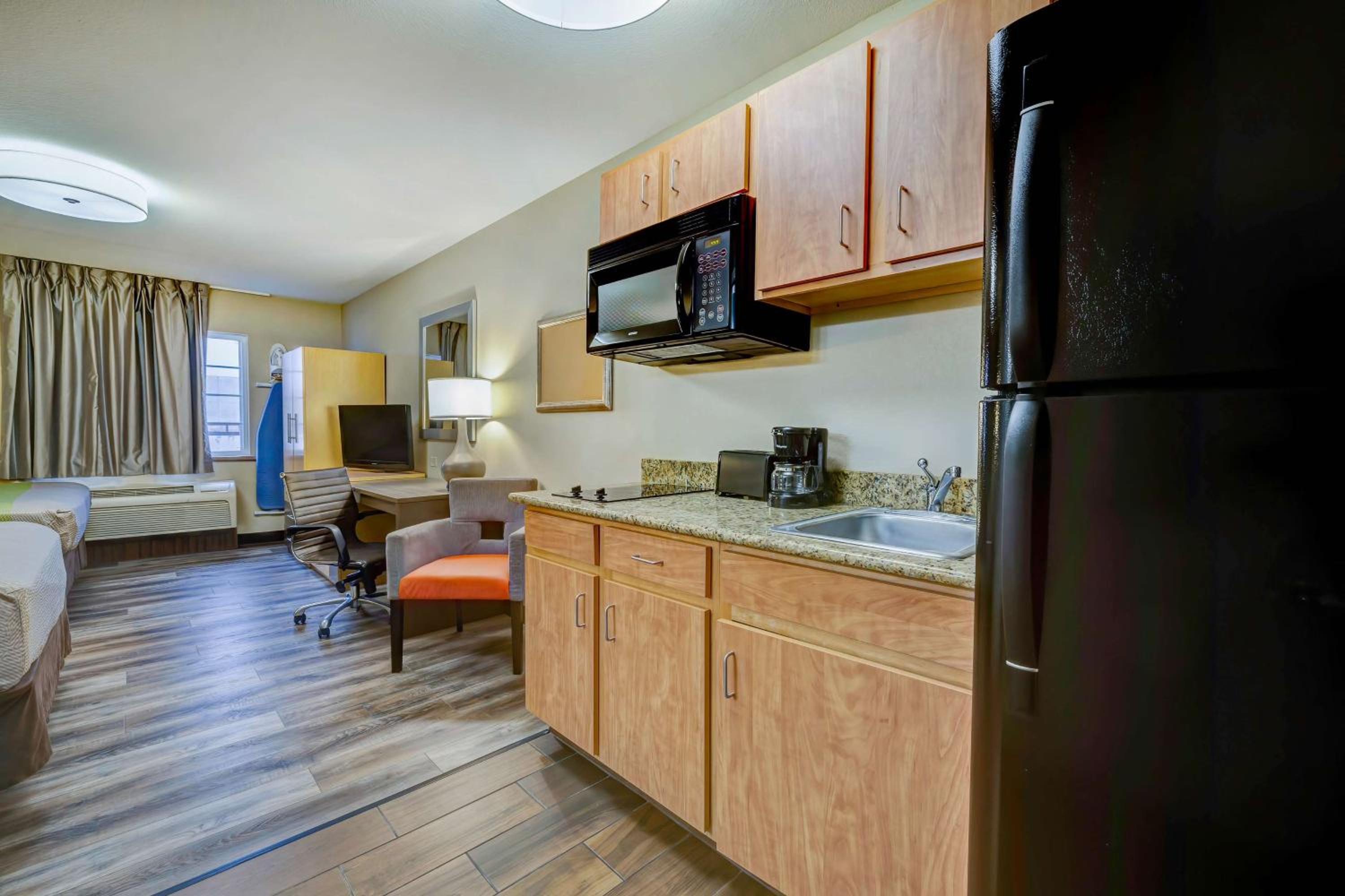 Queen Room with Two Queen Beds - Disability Access - Non-Smoking - Photo 5