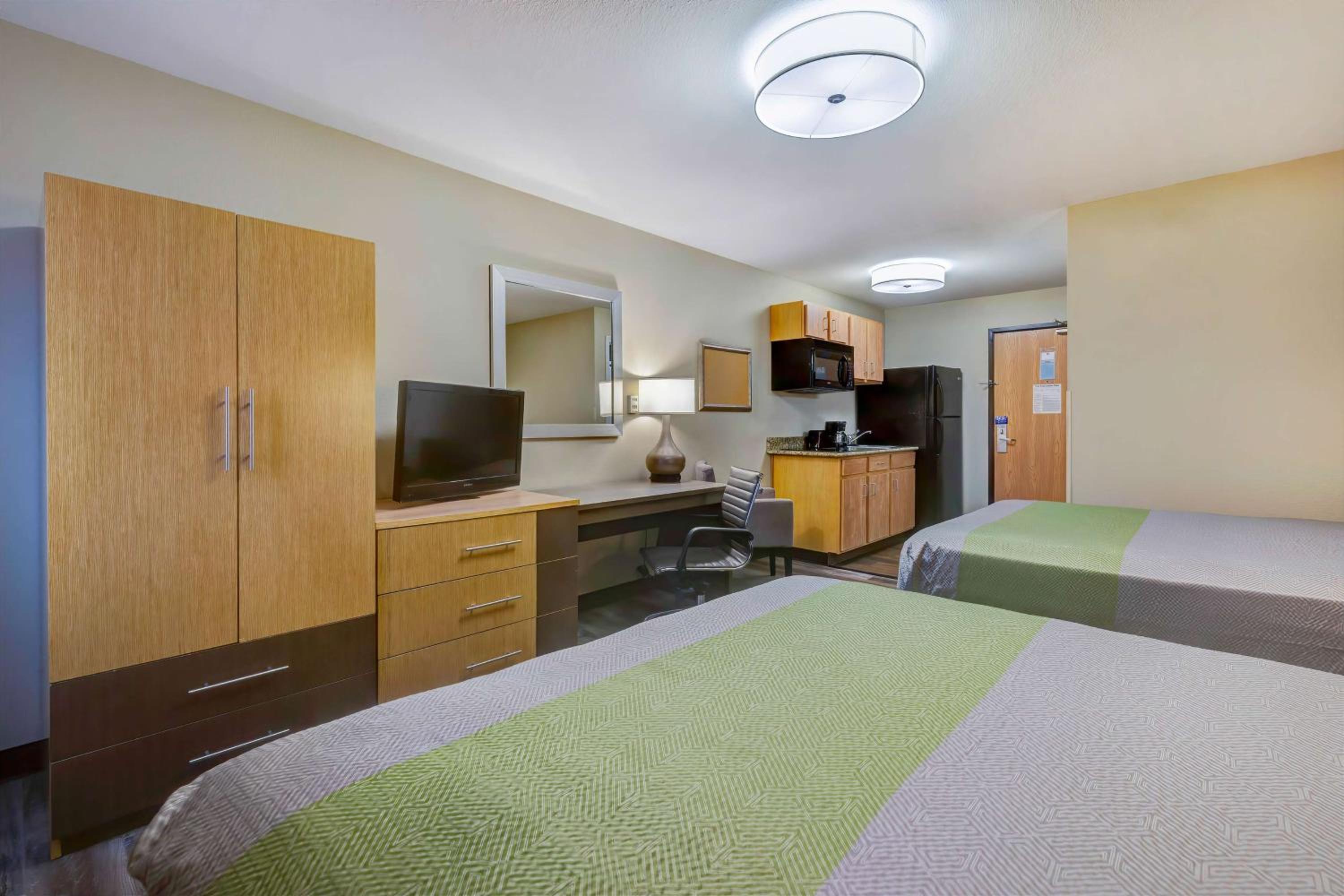 Queen Room with Two Queen Beds - Disability Access - Non-Smoking - Photo 7