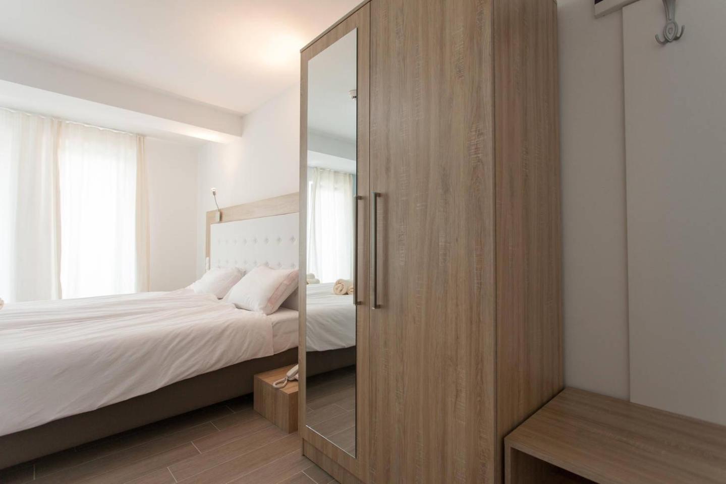 Twin Room with Lake View - Photo 7