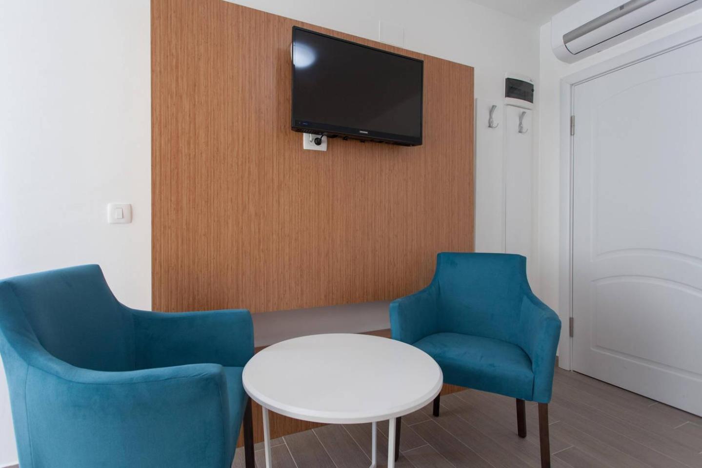 Double Room - Photo 6