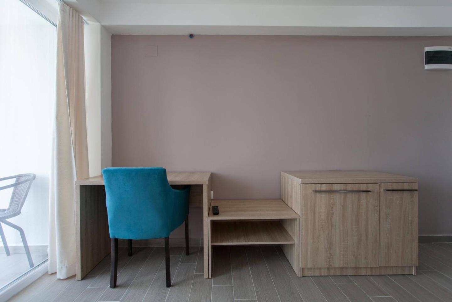 Double Room with Lake View - Photo 2