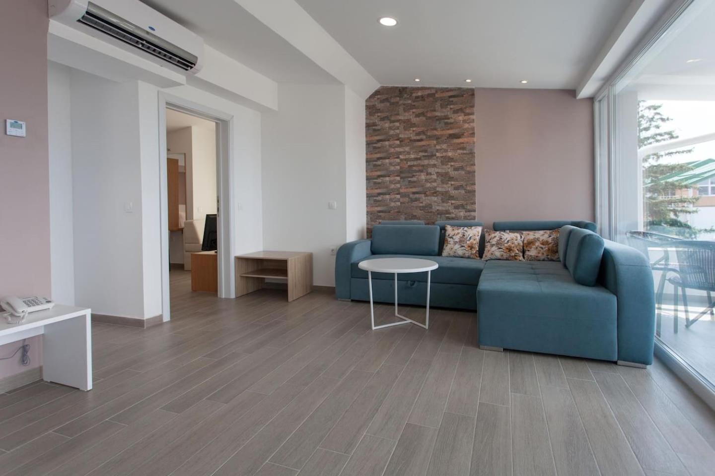 Apartment with Lake View - Top Floor - Photo 5