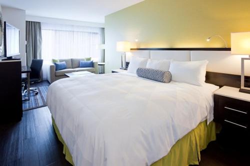 One-Bedroom King Suite with Roll-In Shower - Mobility Access