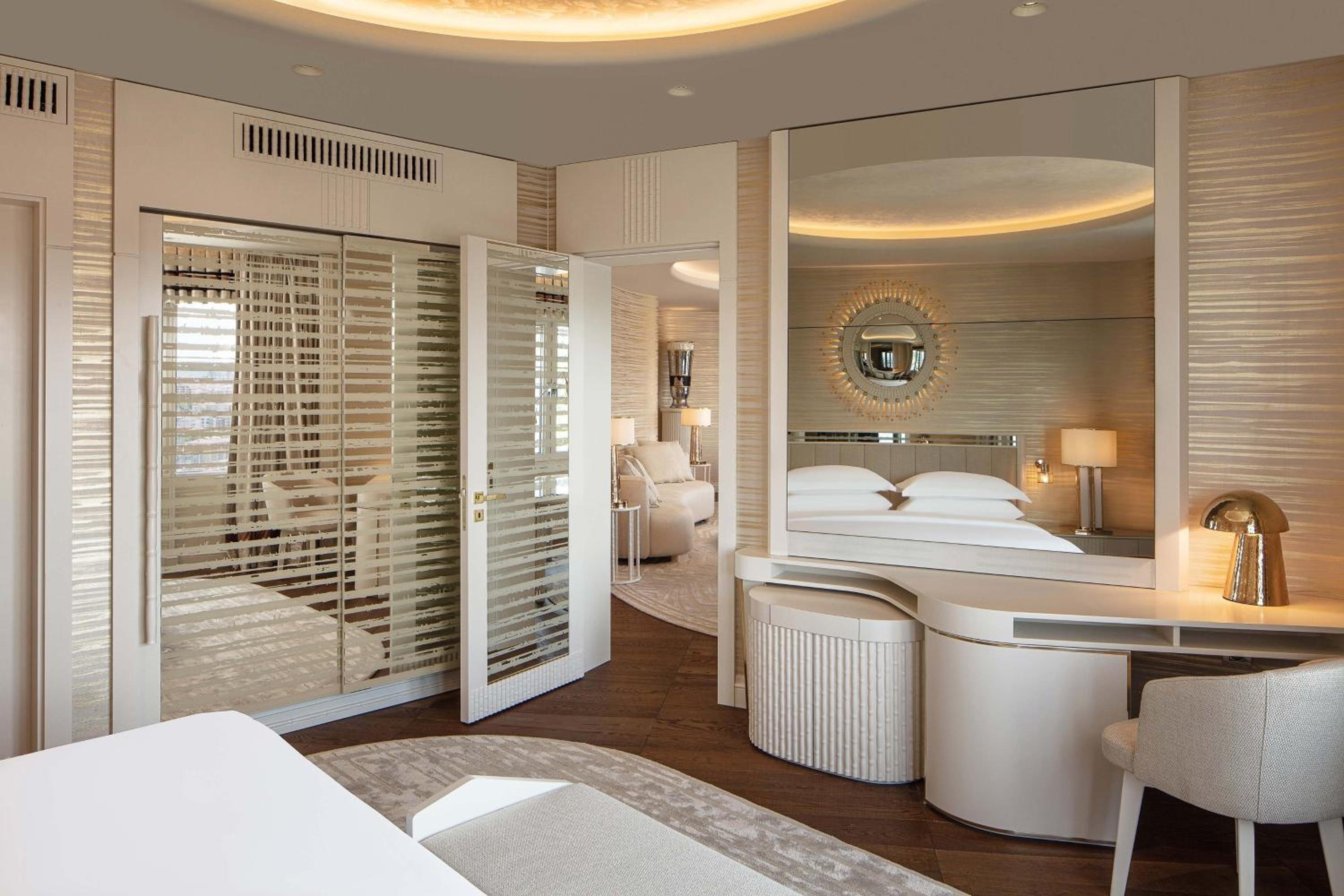 Large One-Bedroom Diplomatic Suite - Club Lounge Access