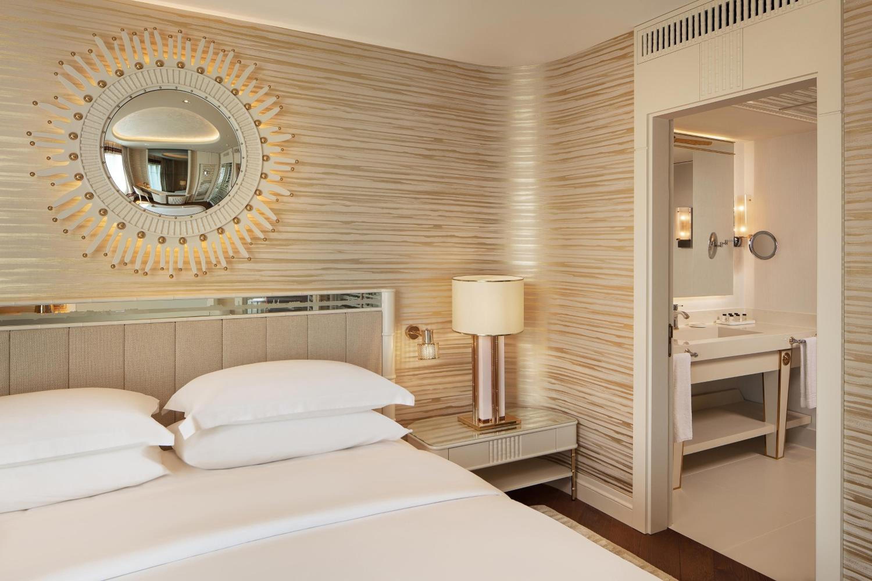 Large One-Bedroom Diplomatic Suite - Club Lounge Access thumbnail 6
