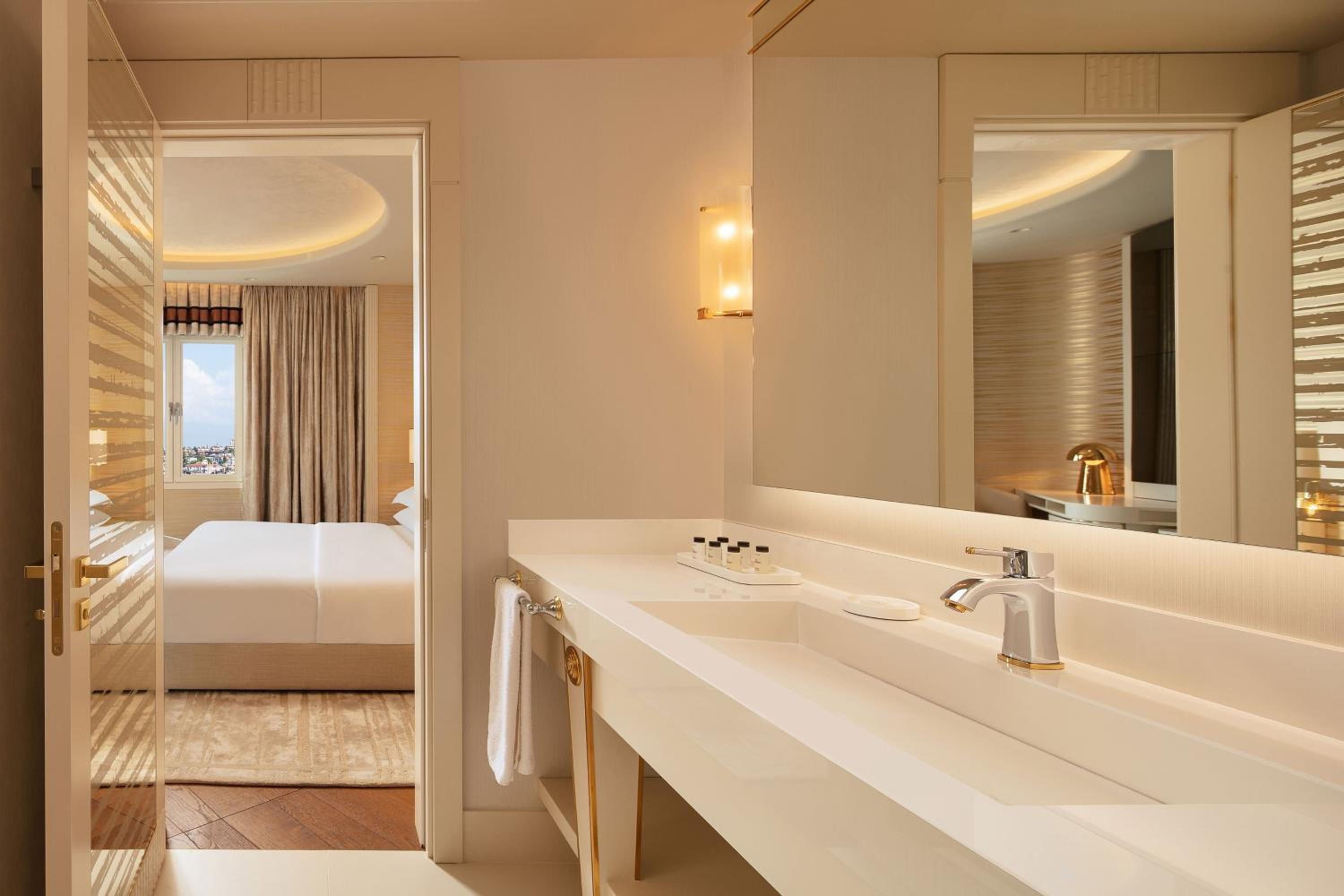 Large One-Bedroom Diplomatic Suite - Club Lounge Access thumbnail 5