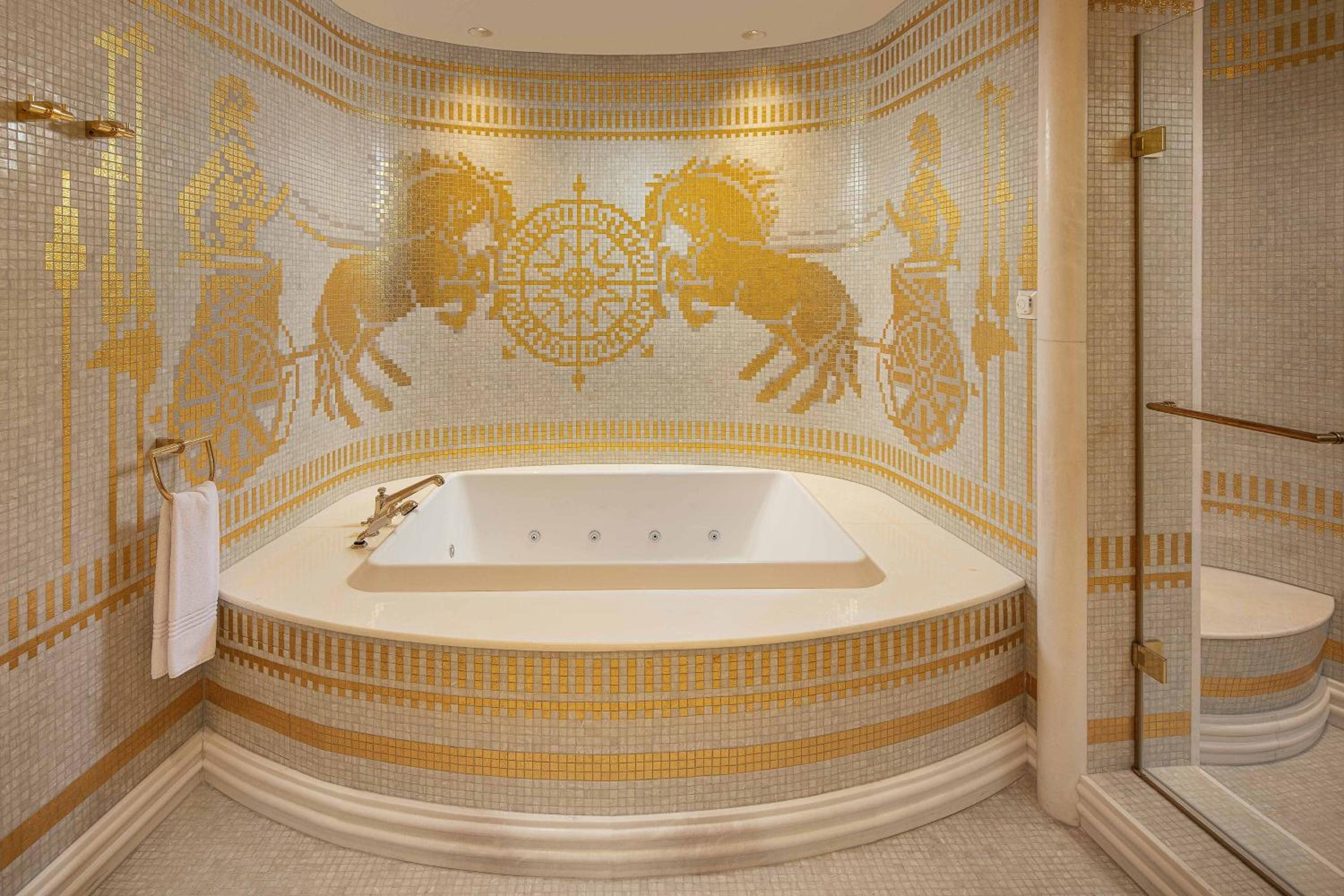 Presidential King Suite - Club Lounge Access