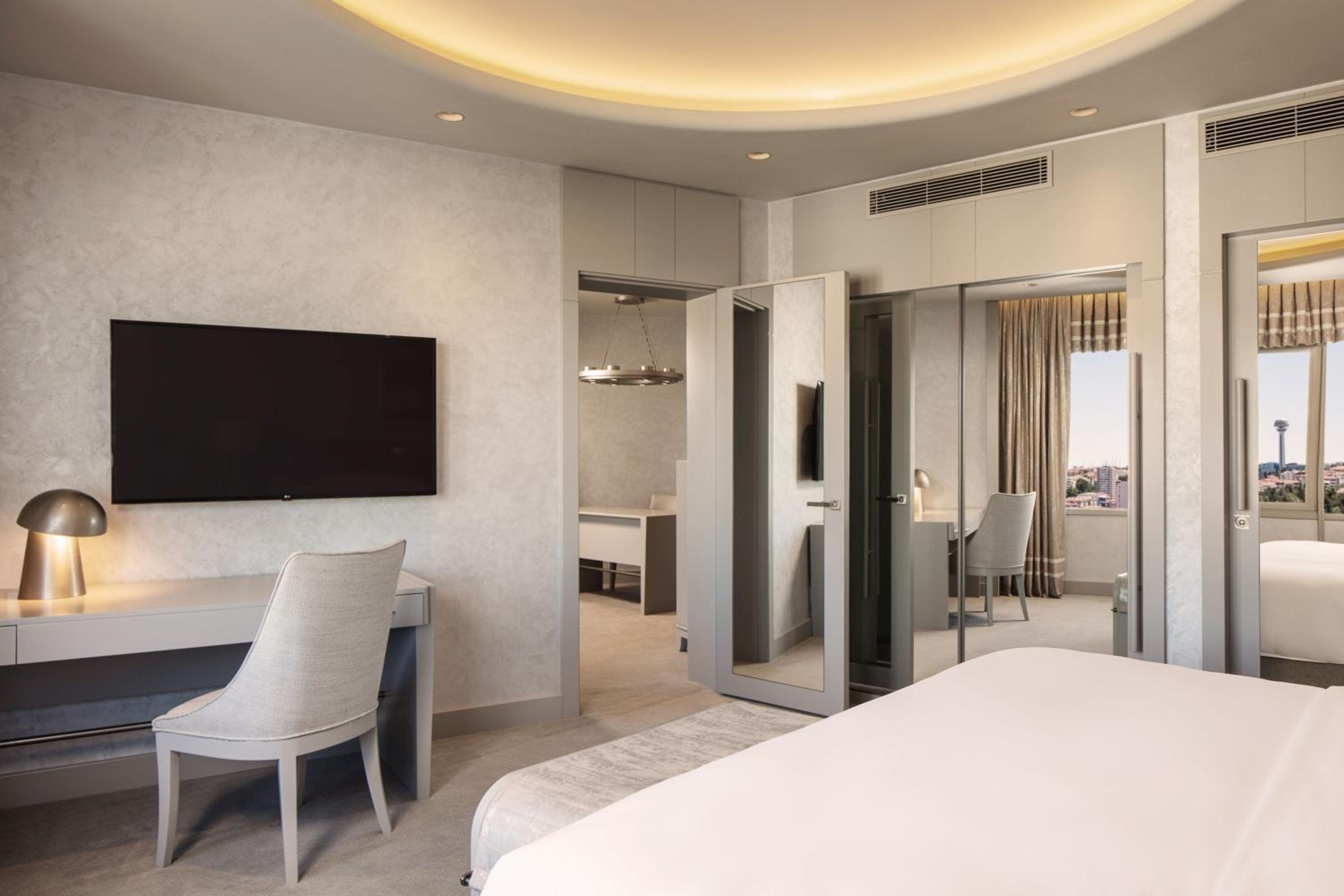 Executive Suite with Lounge Access