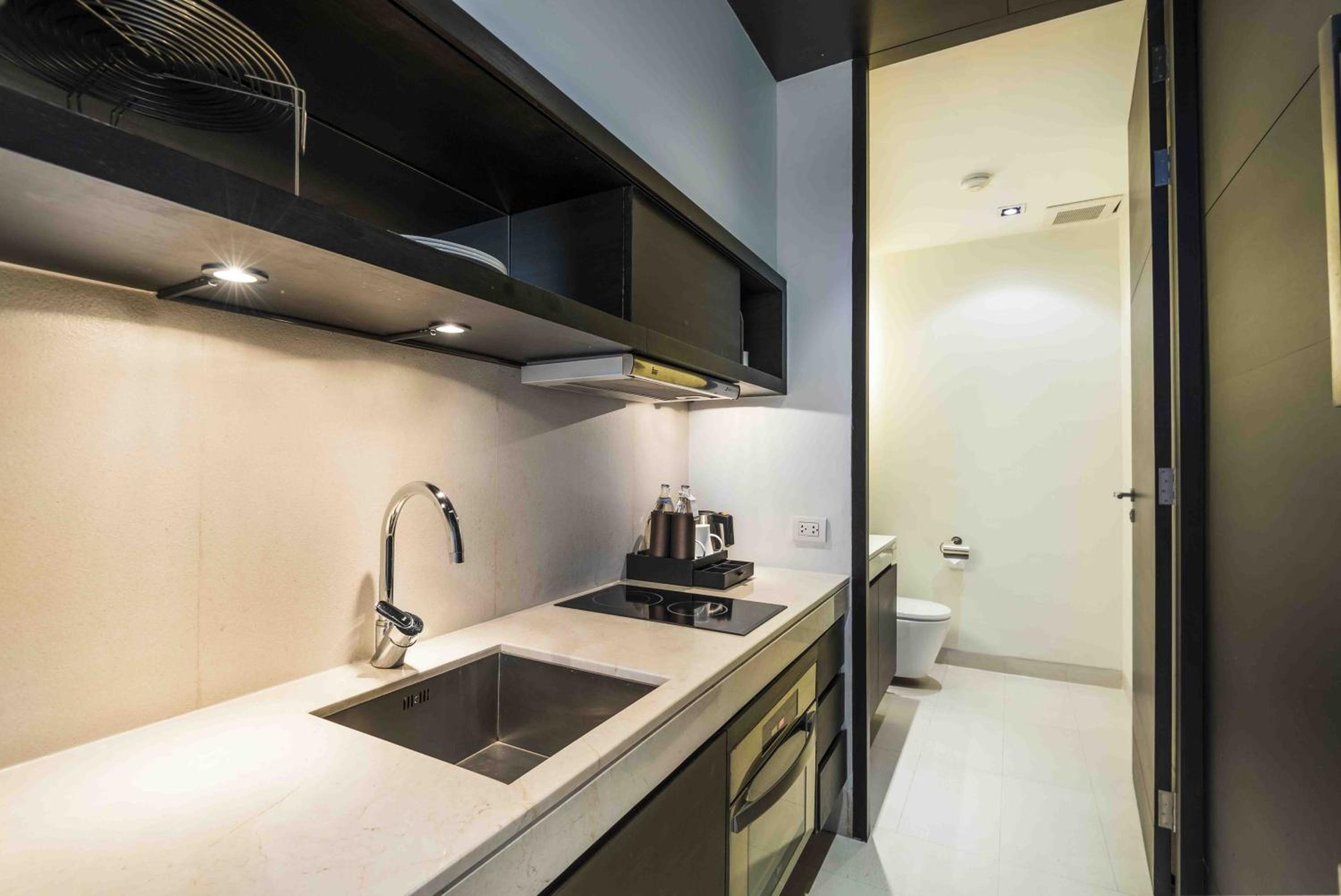 Premier Suite One Bedroom thumbnail 6