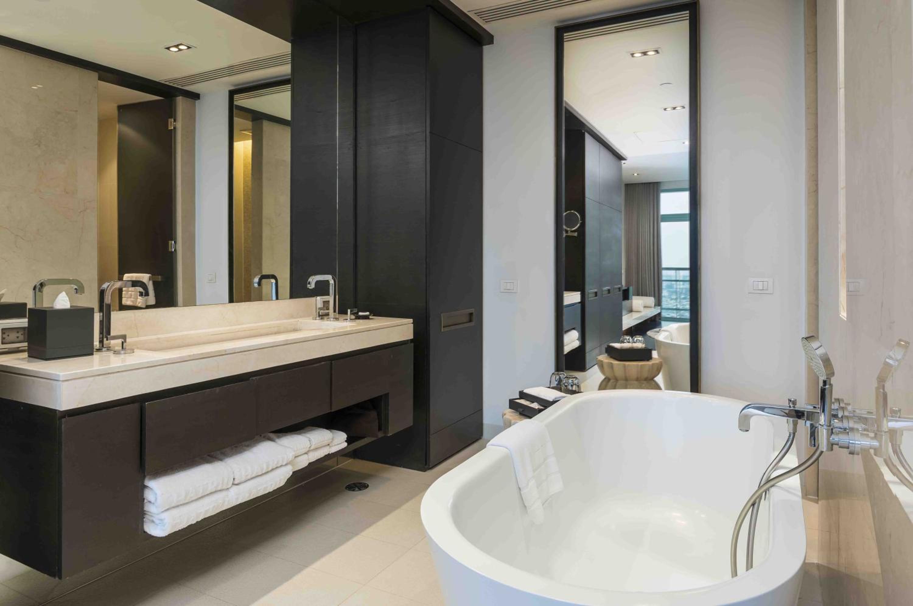 Premier Suite One Bedroom thumbnail 5