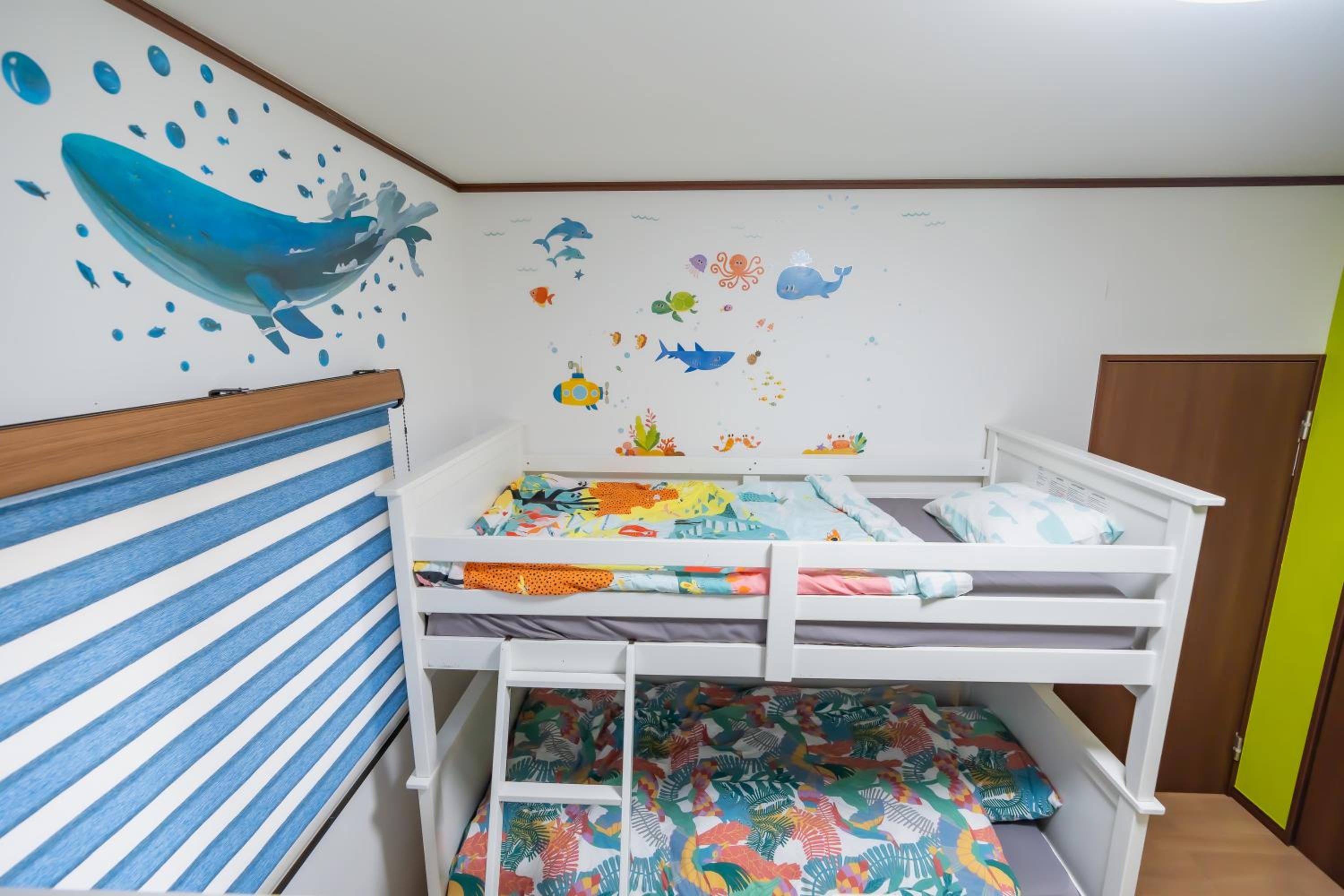 Family Room with Side Sea View - Photo 8
