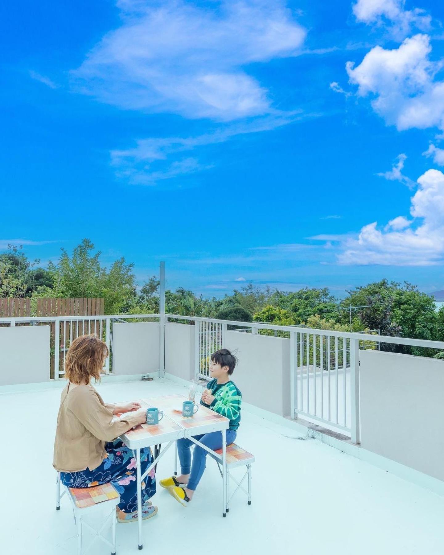 Family Room with Side Sea View - Photo 4