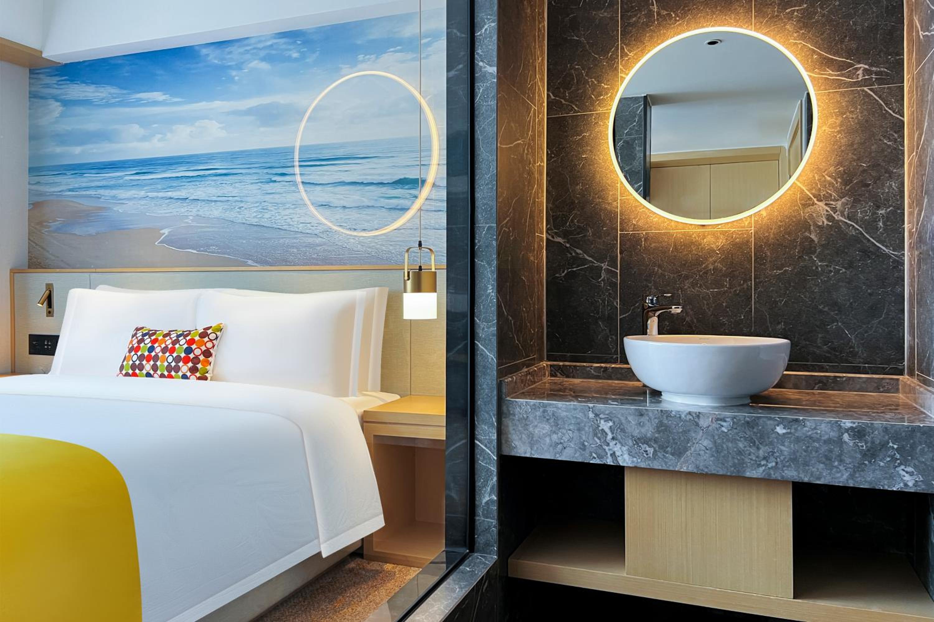 Standard King Room - Photo 7