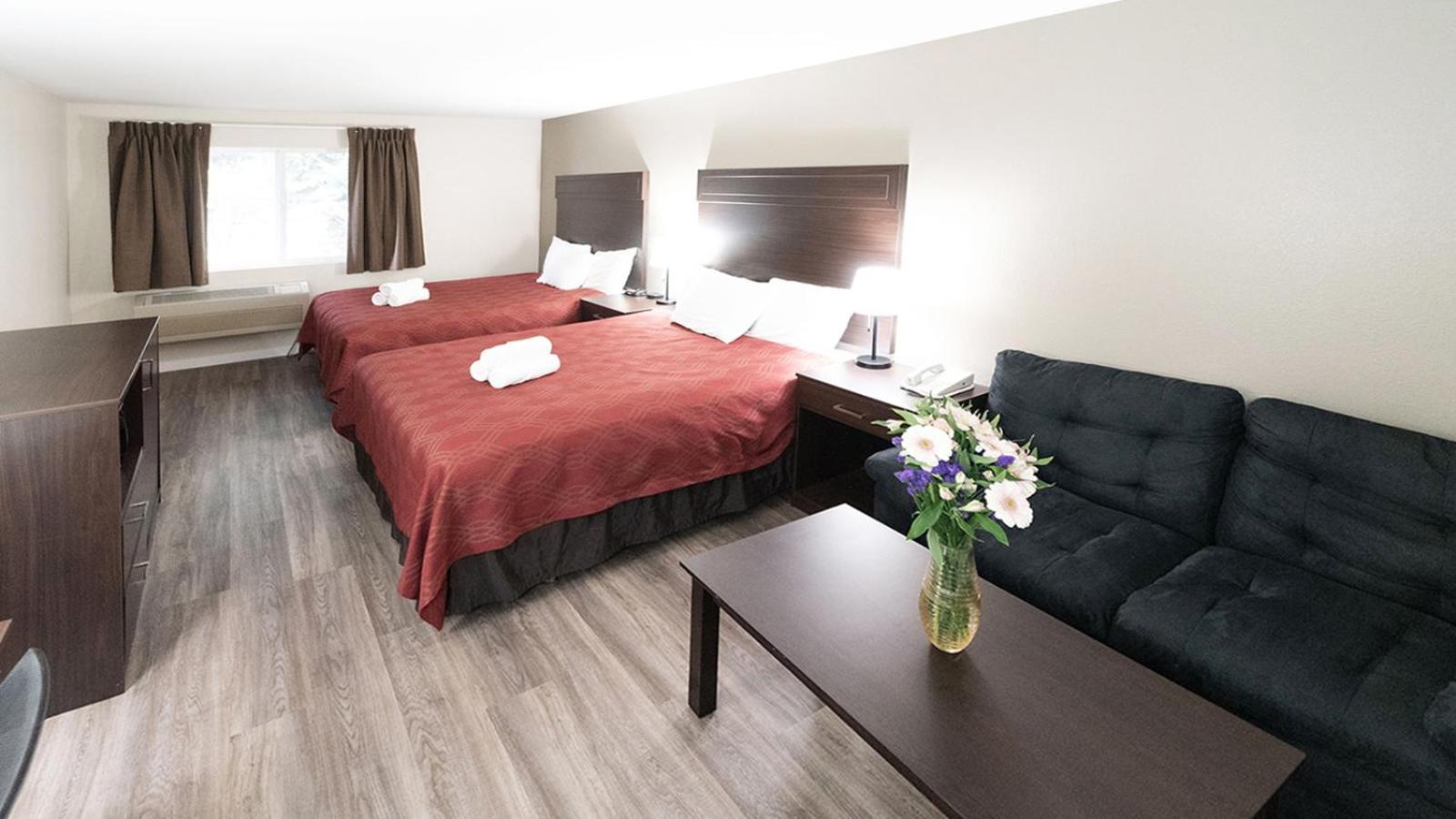 Queen Room with Two Queen Beds - Non-Smoking - Photo 2