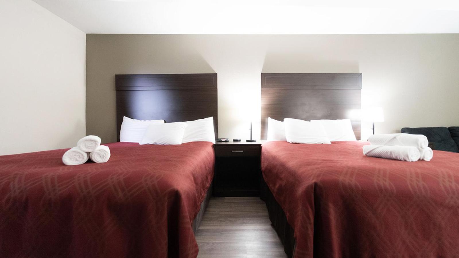 Queen Room with Two Queen Beds - Non-Smoking - Photo 8