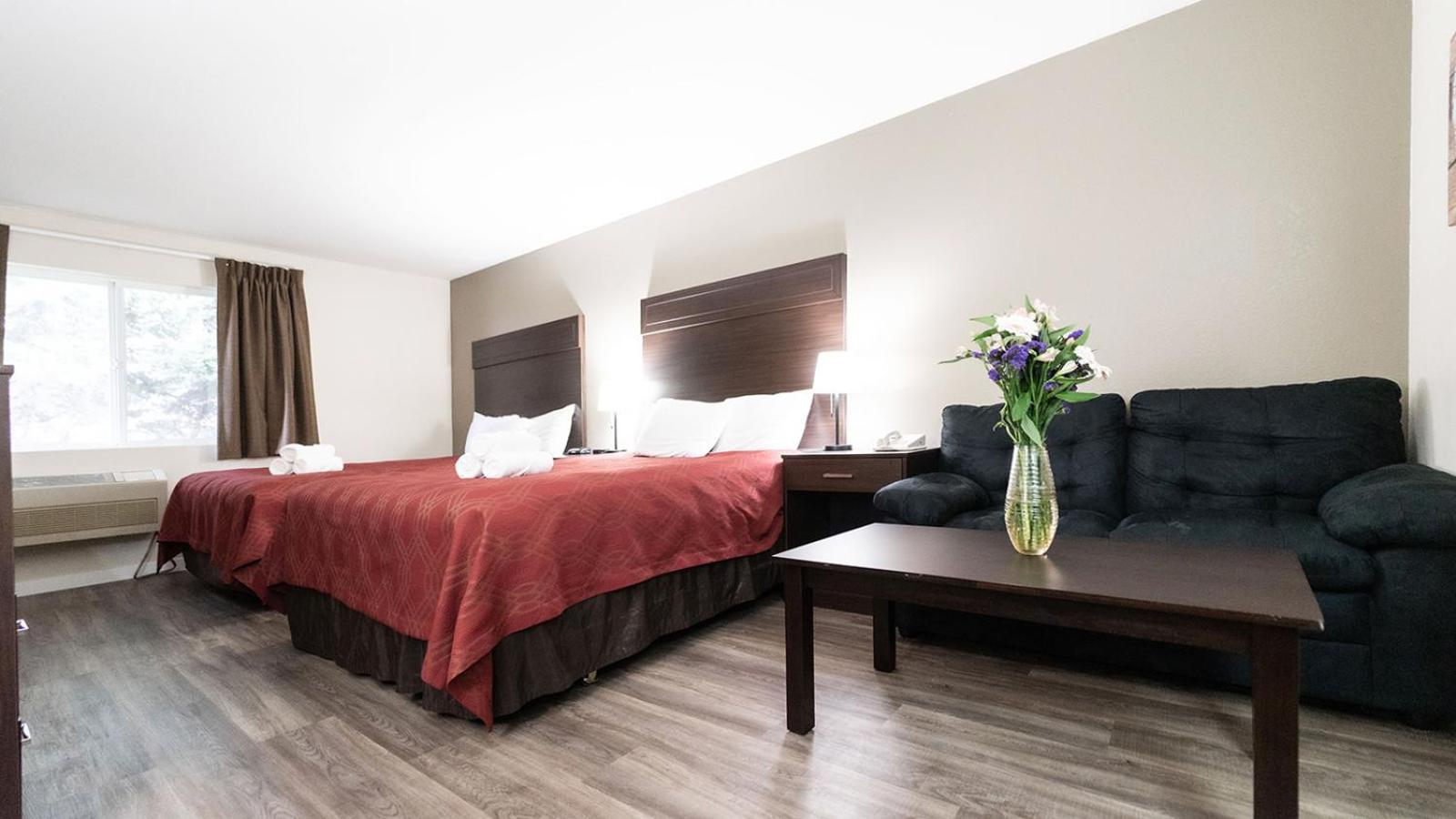 Queen Room with Two Queen Beds - Pet Friendly - Photo 1