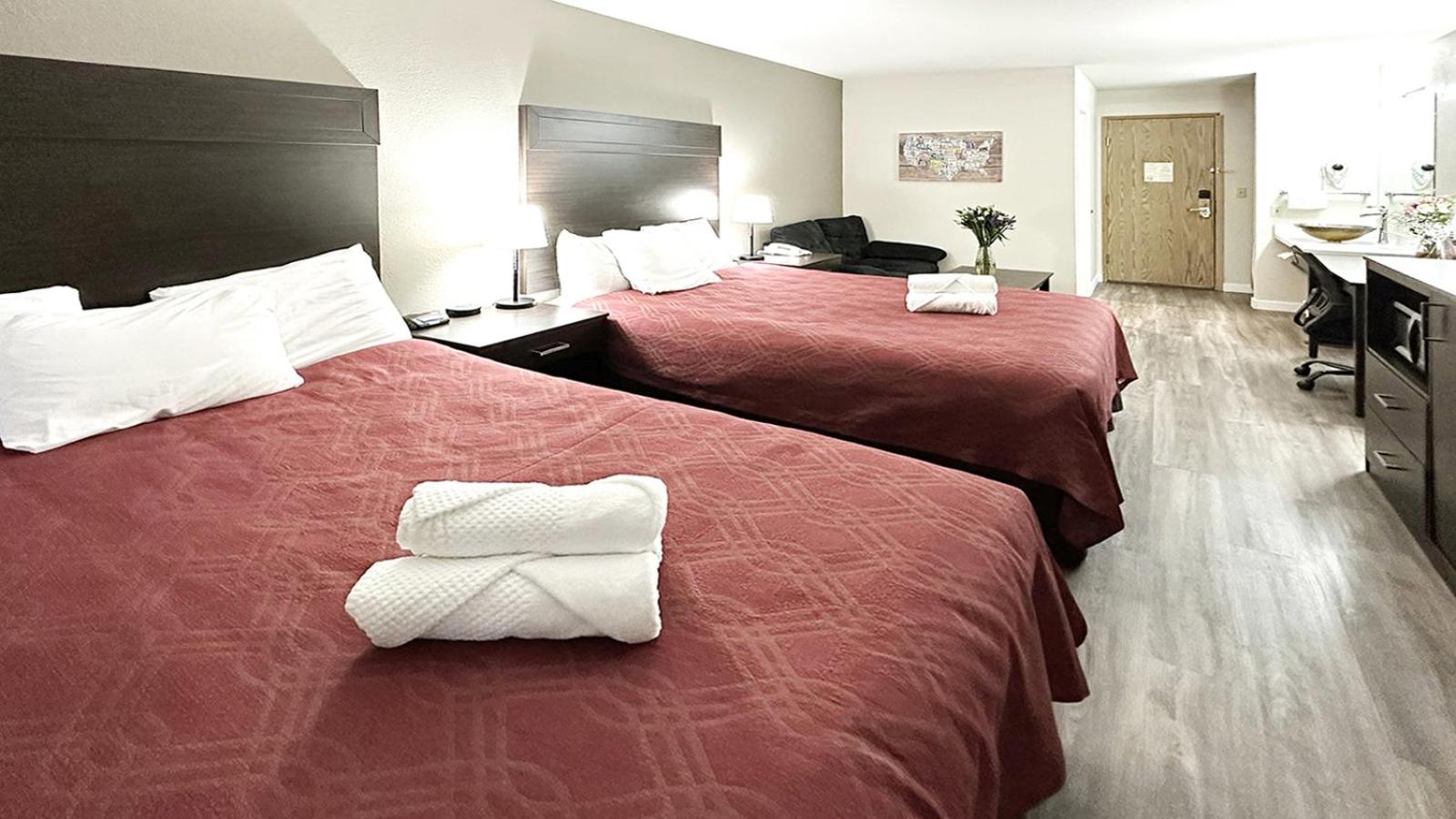 Queen Room with Two Queen Beds - Pet Friendly - Photo 4
