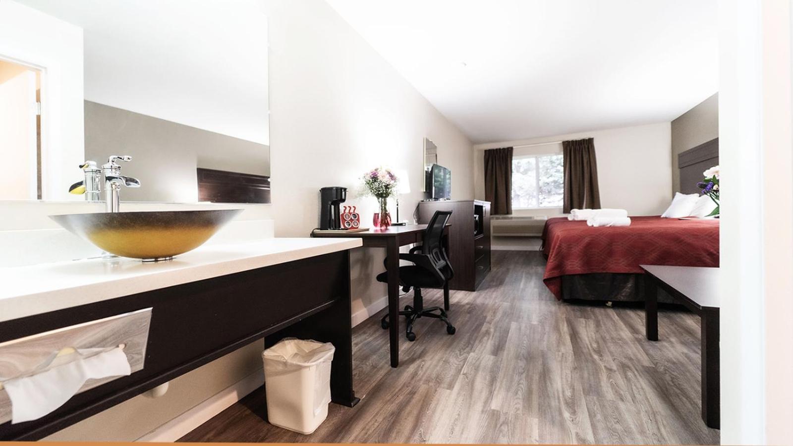 Queen Room with Two Queen Beds - Pet Friendly - Photo 5