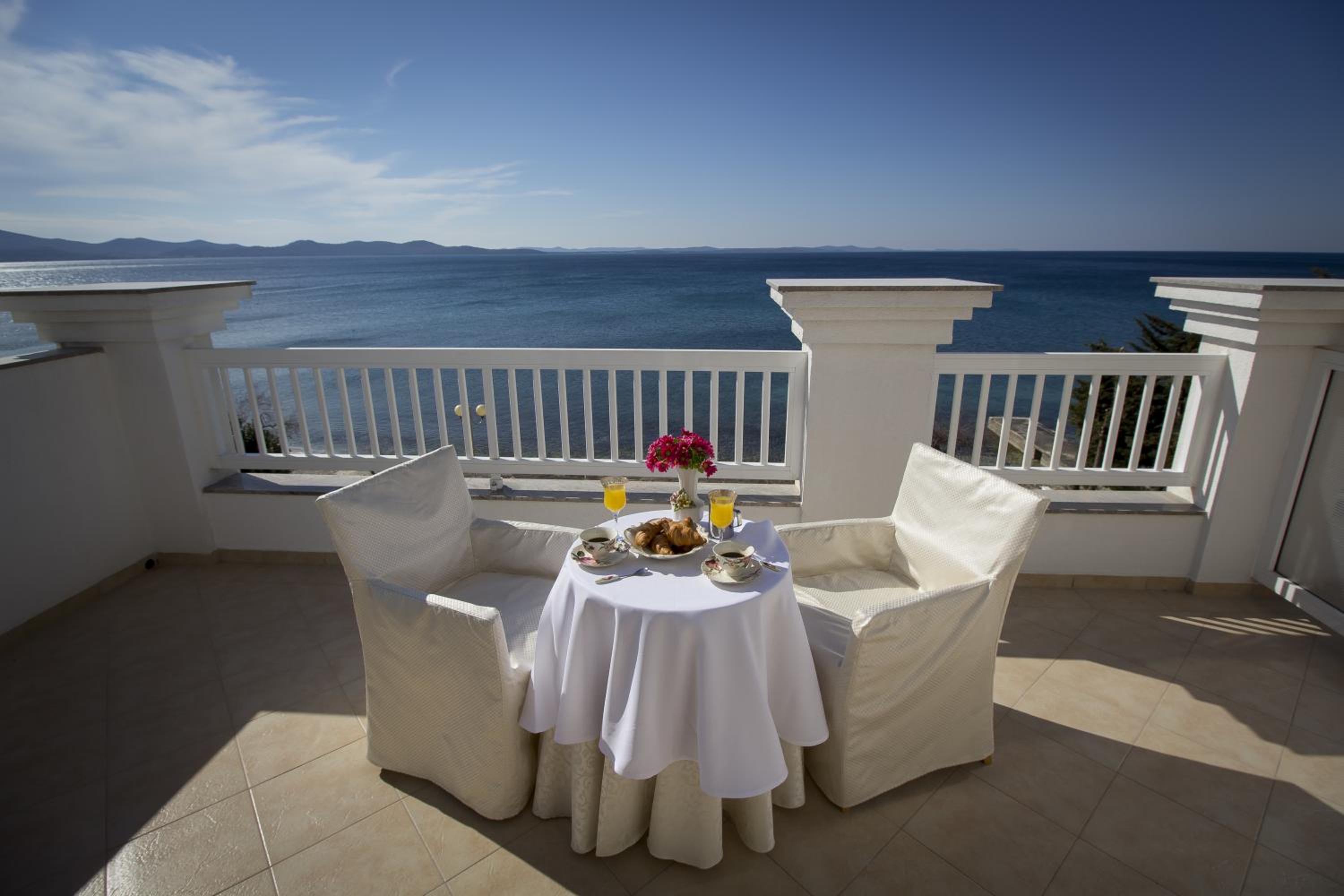 Suite with Balcony and Sea View - Photo 13