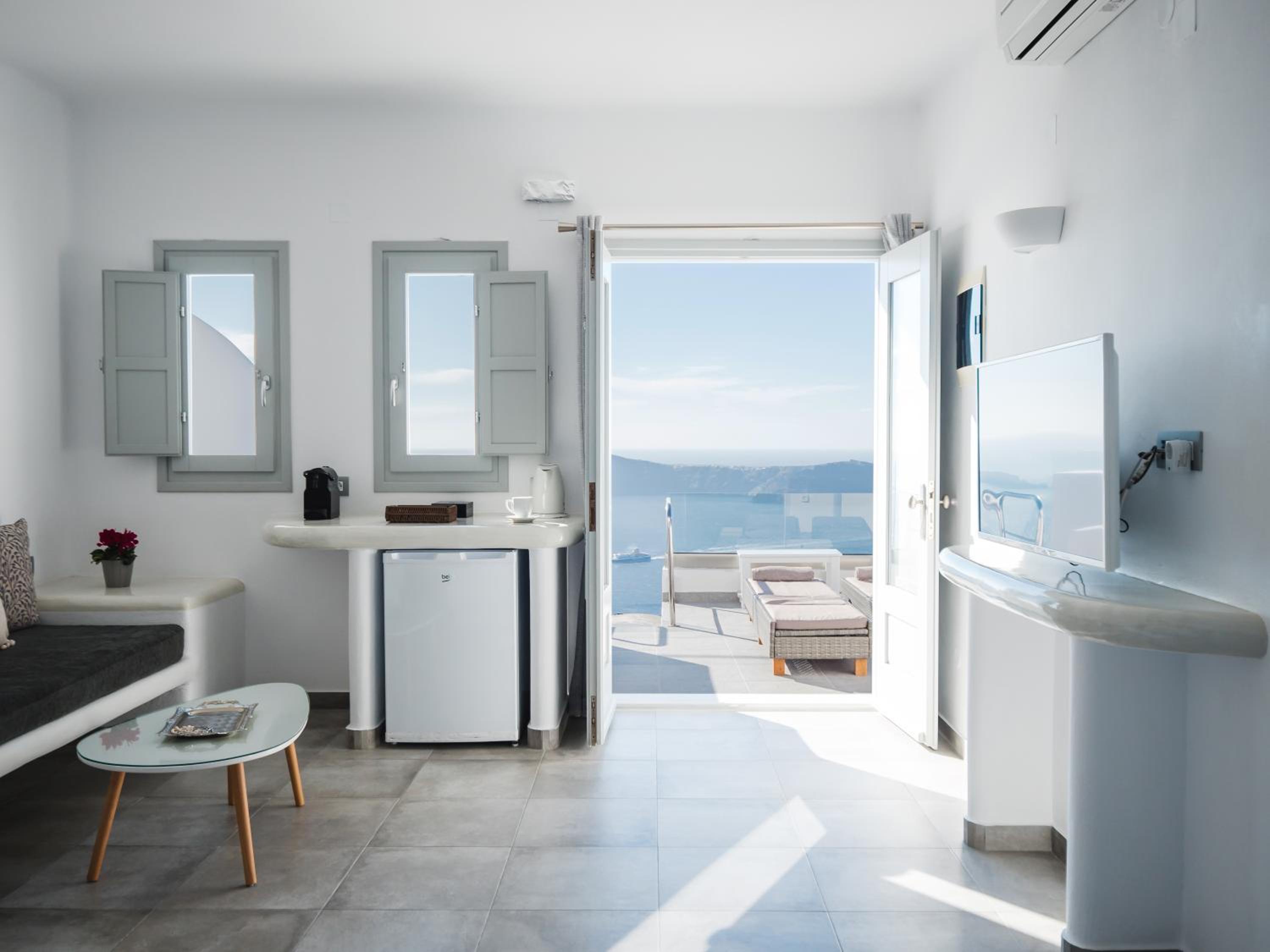 Honeymoon suite with outdoor heated jacuzzi - Photo 26