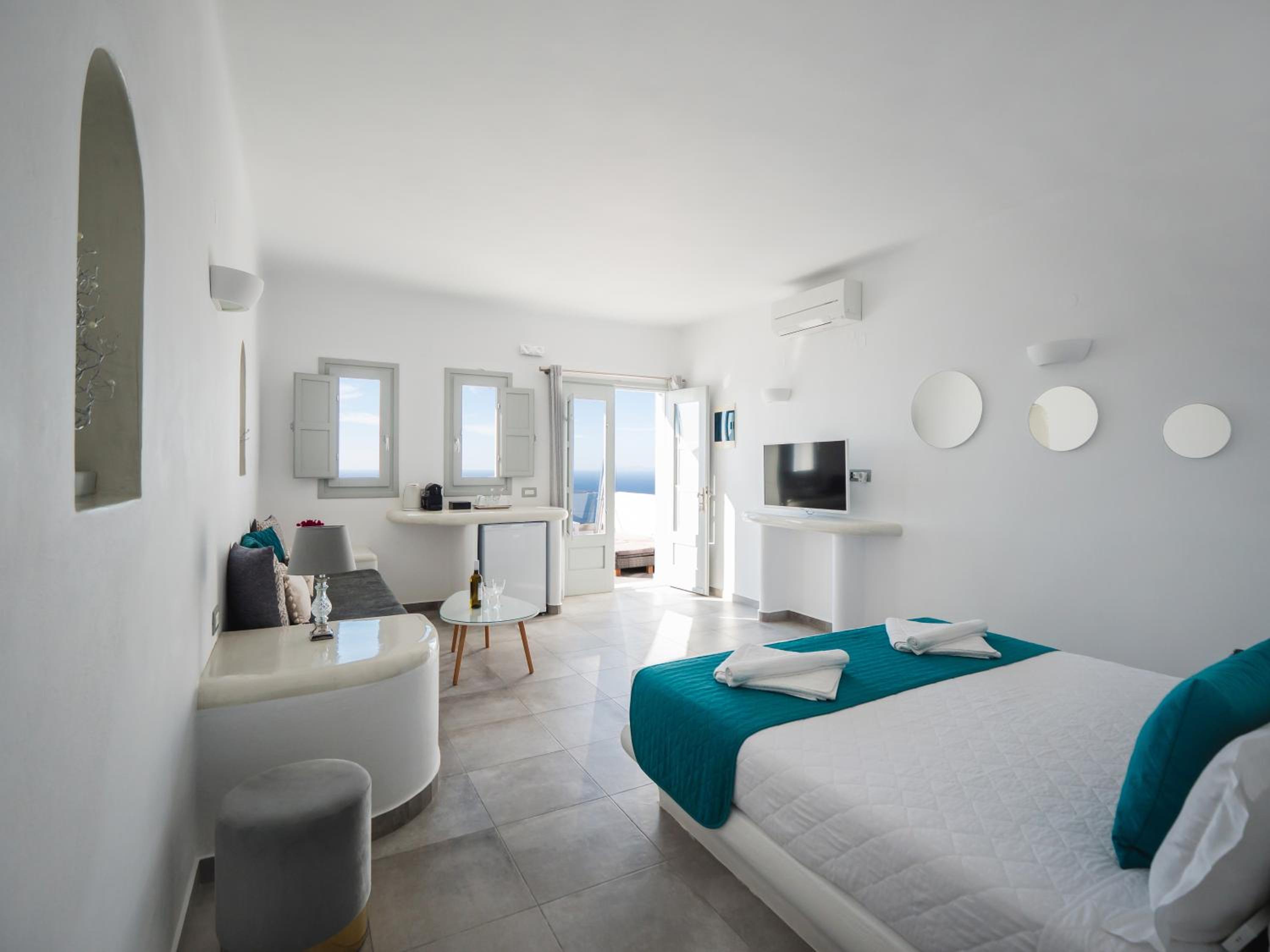 Honeymoon suite with outdoor heated jacuzzi - Photo 25