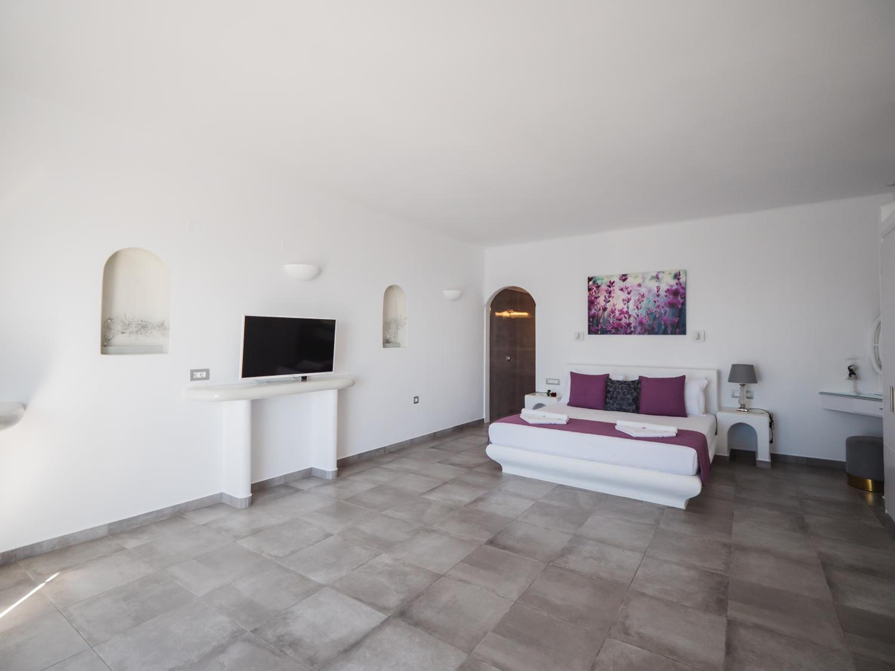 Deluxe Suite with outdoor heated Jacuzzi - Photo 1