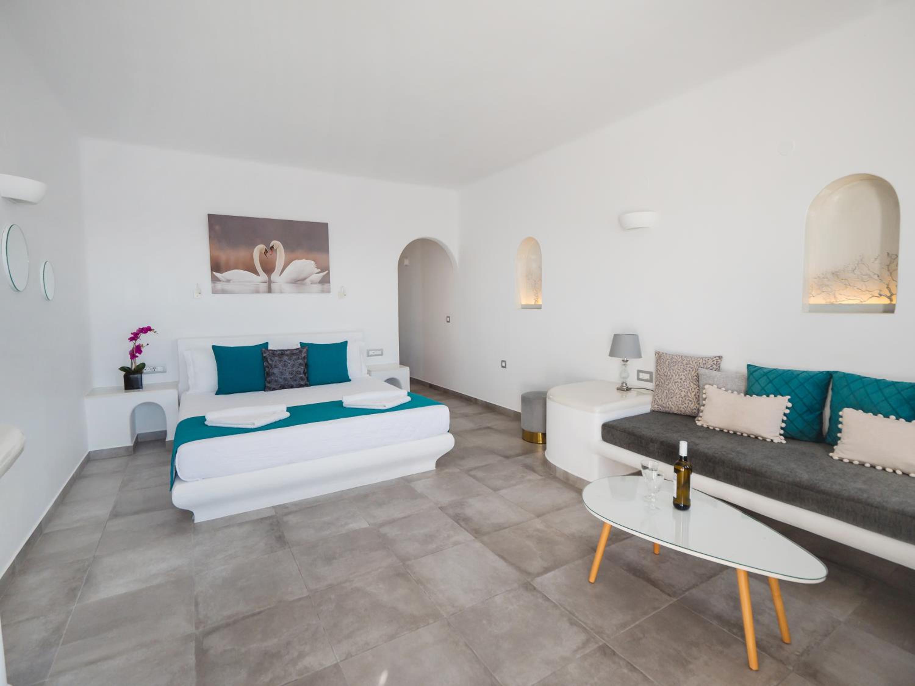 Honeymoon suite with outdoor heated jacuzzi - Photo 24